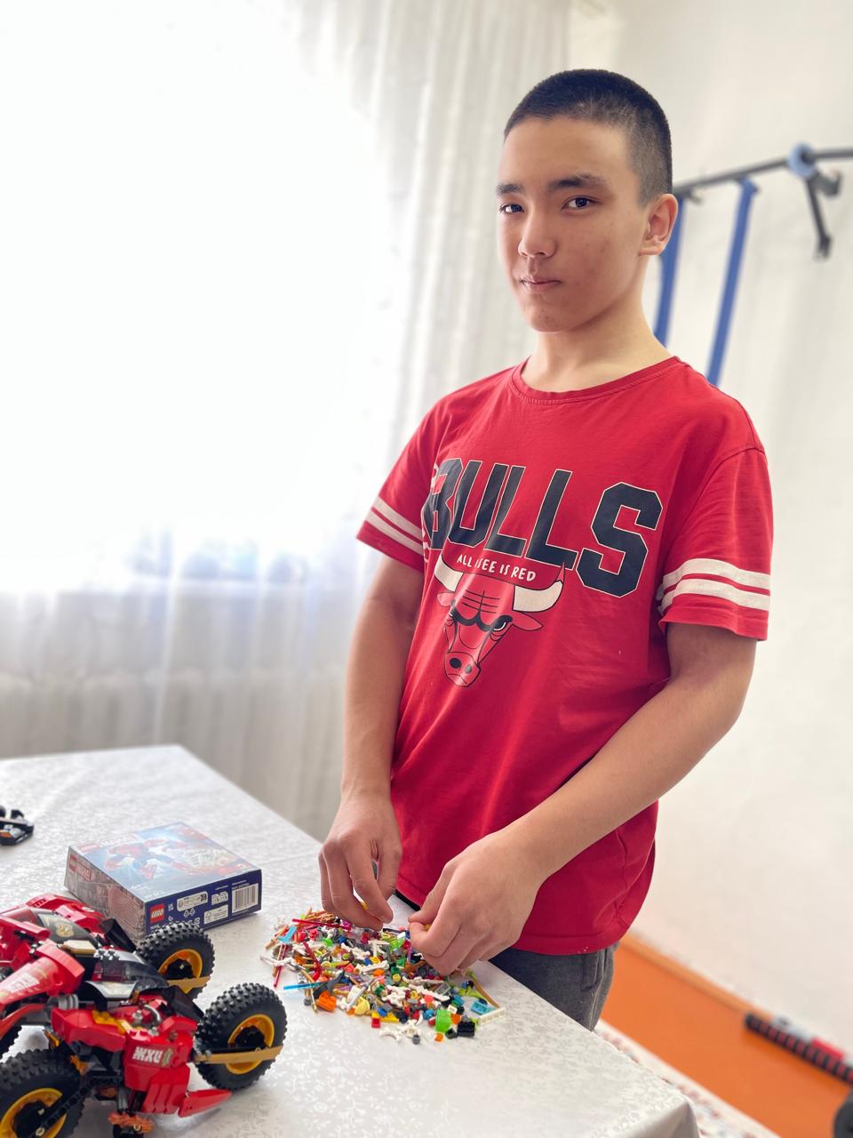LEGO арқылы логика мен инженерлік ойды дамытқан жасөспірім