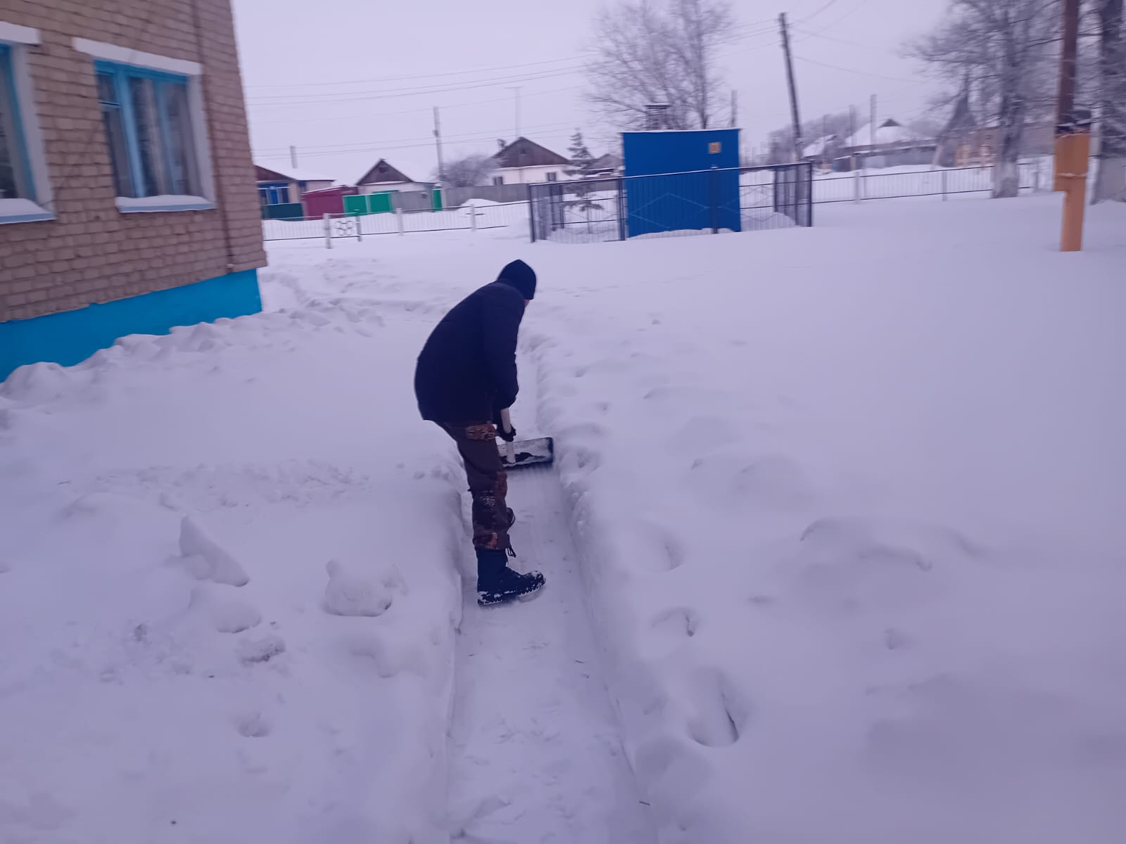 Расчистка тропинок от снега