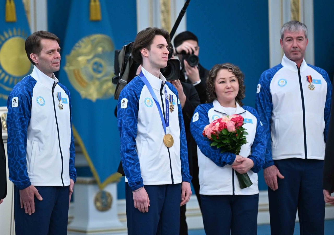 Касым-Жомарт Токаев также поприветствовал тренера олимпийского чемпиона, выдающегося спортсмена, чемпиона Олимпиады 1994 года, чемпиона мира Алексея Урманова