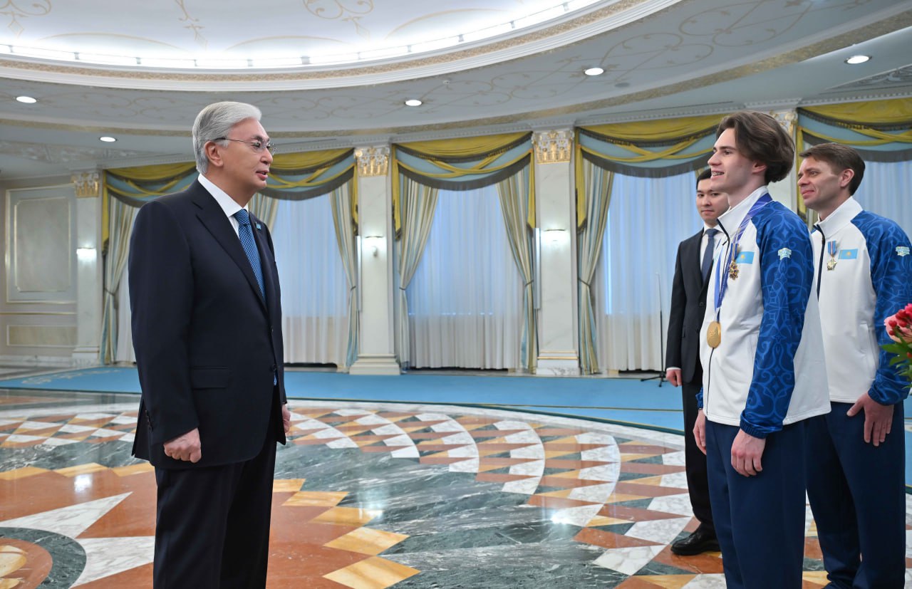 Глава государства наградил чемпиона ХХV зимних Олимпийских игр Михаила Шайдорова