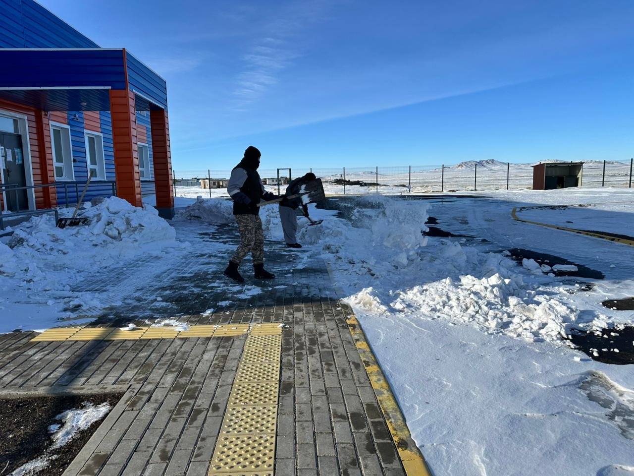 Кеншоқы ауыл округінің еңбек биржасының жұмысшылары қоғамдық орындардың, ауыл ішінің қар күреу, мұз жару істерімен айналысып жатыр.