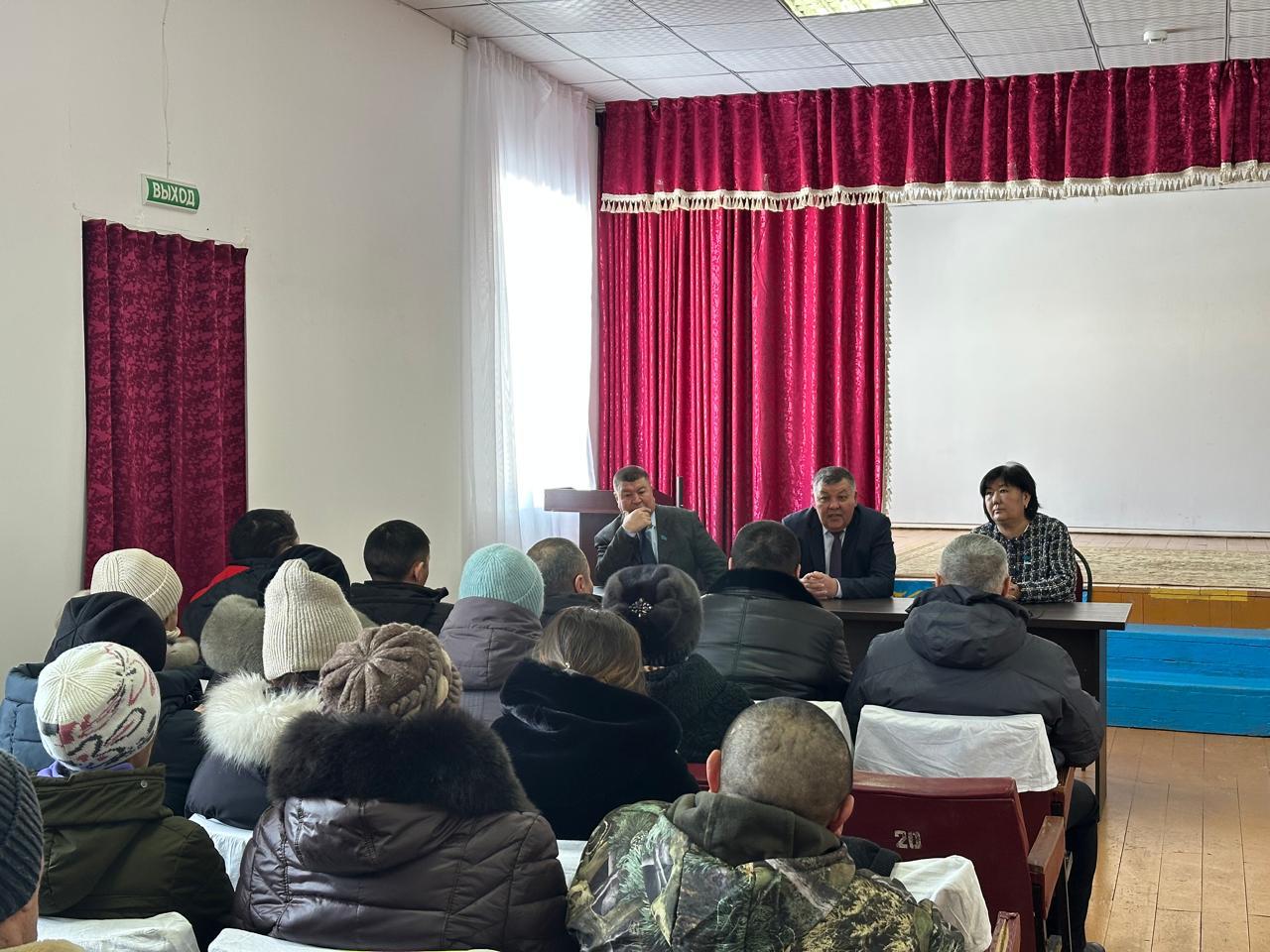 Очередная встреча депутатов районного маслихата состоялась с педагогическим коллективом школ села Топкайын, Белкарагай.&nbsp;