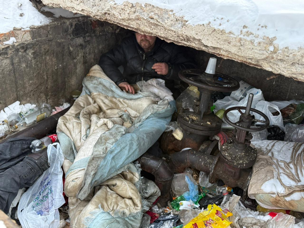 СҚО-да полиция рейдтер кезінде үйсіздерге көмек көрсетуде