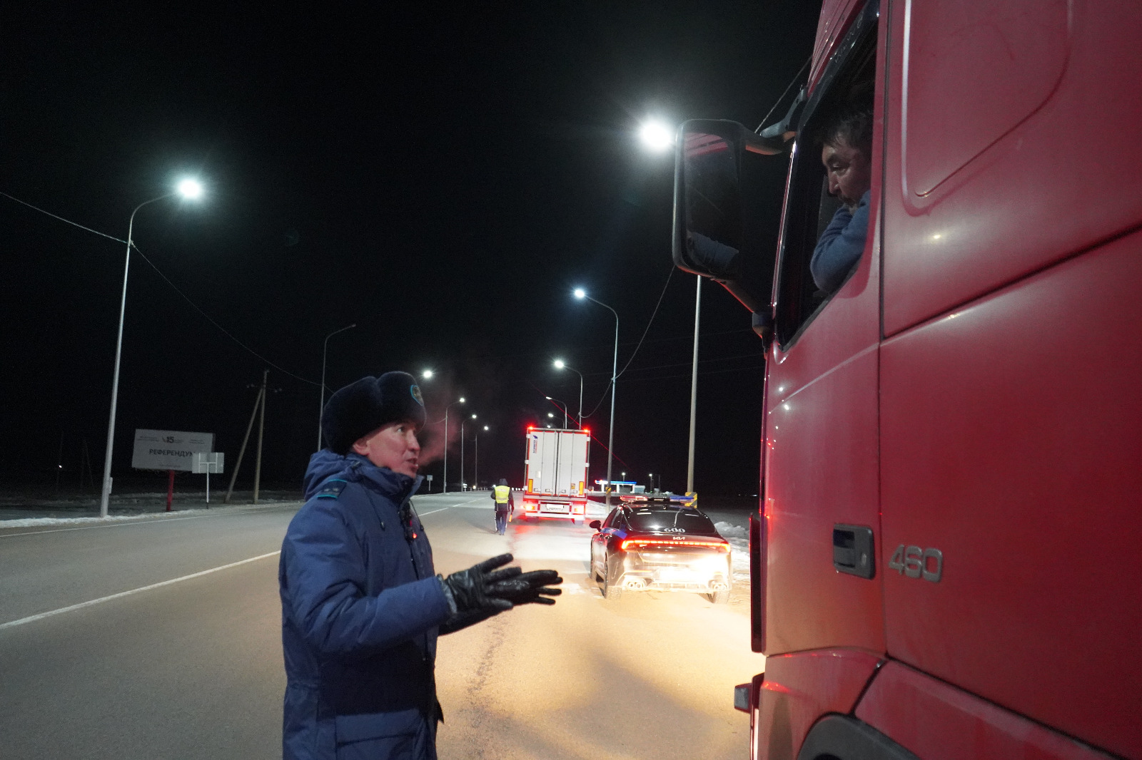 СҚО-да полиция басшылары транзиттік жүк көлігі жүргізушілеріне ЖҚЕ түсіндіруде