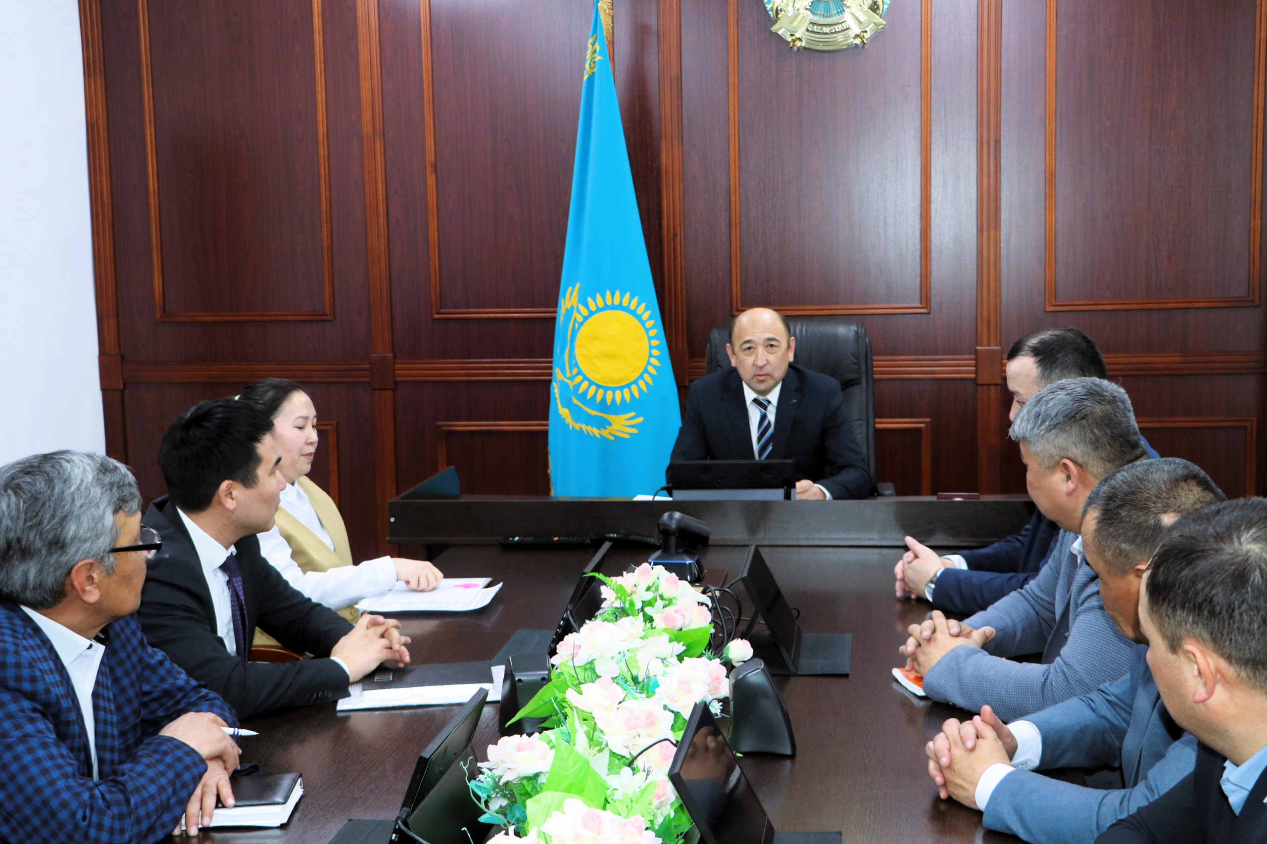 Әдеп жөніндегі уәкілінің ұйымдастыруымен қала және ауылдық округ әкімдерінің қатысуымен отырыс