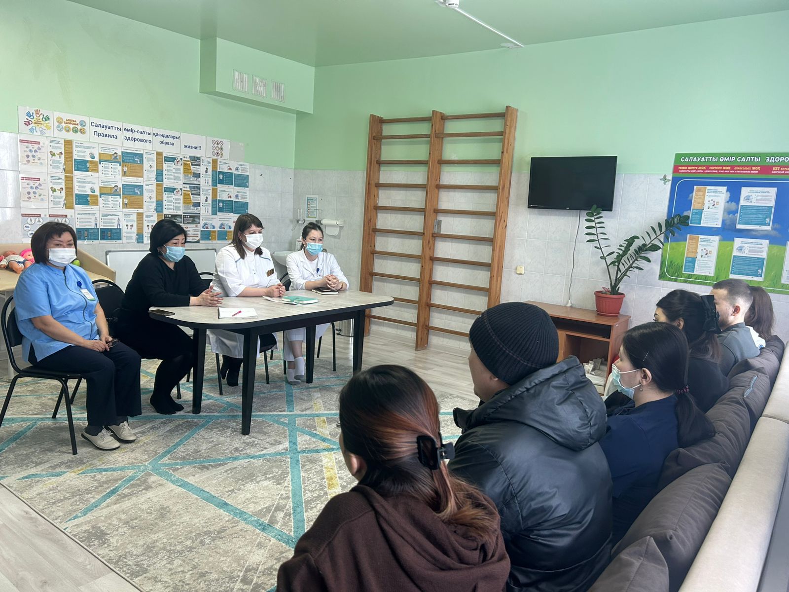 Теміртау қаласында ата-аналармен вакцинацияның маңыздылығы, тиімділігі, қауіпсіздігі және иммундаудан бас тартудың алдын алу мәселелері бойынша кездесу өтті