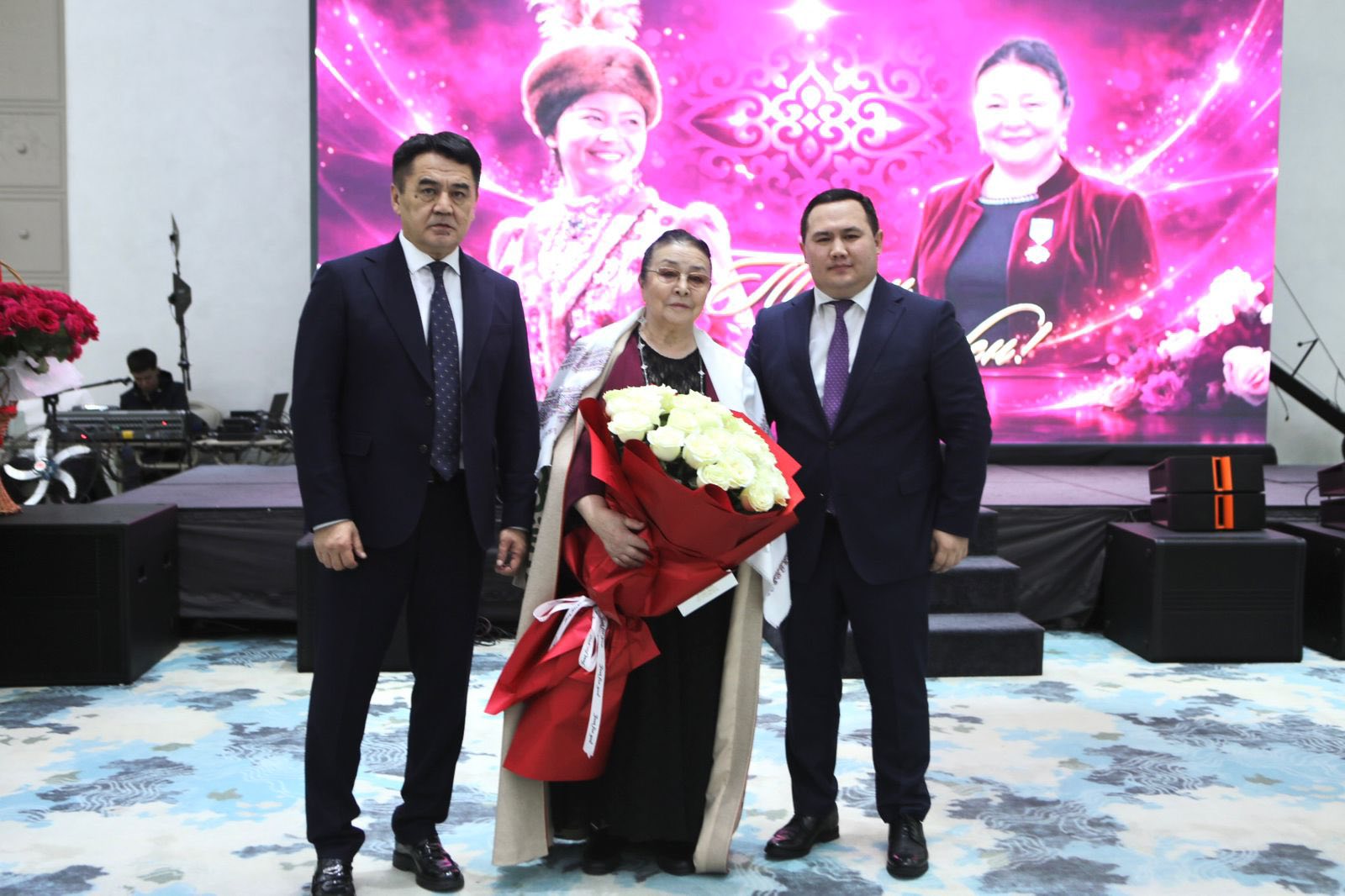 ТҮРКІСТАНДА МЕРУЕРТ ӨТЕКЕШОВАНЫҢ 75 ЖЫЛДЫҚ МЕРЕЙТОЙЫ САЛТАНАТТЫ ТҮРДЕ АТАЛЫП ӨТТІ