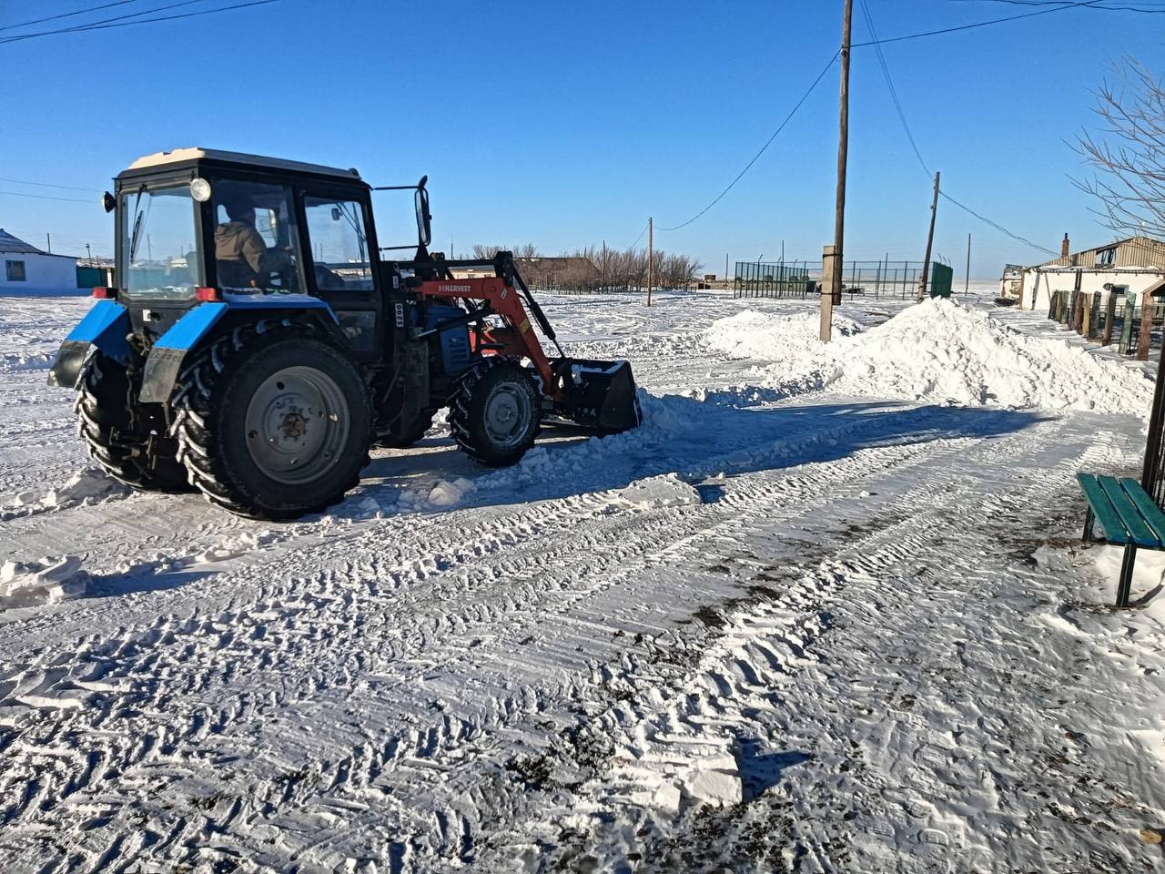 Айнабұлақ ауылдық округінде ауыл ішіндегі жолдарды қалың қардан тазарту жұмыстары жүйелі түрде жүргізілуде