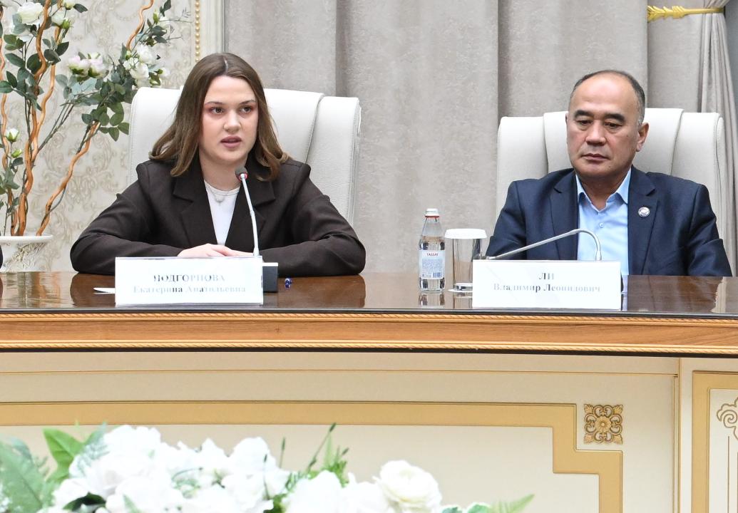 Бейбіт Исабаев пен жиынға қатысушылар