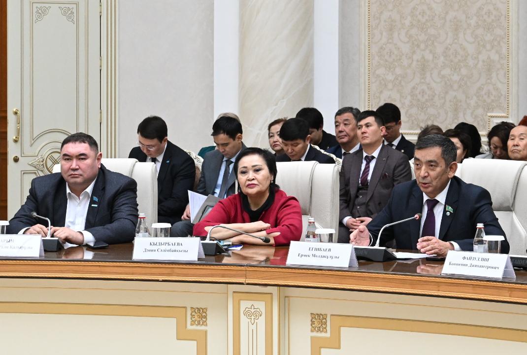 Бейбіт Исабаев пен жиынға қатысушылар