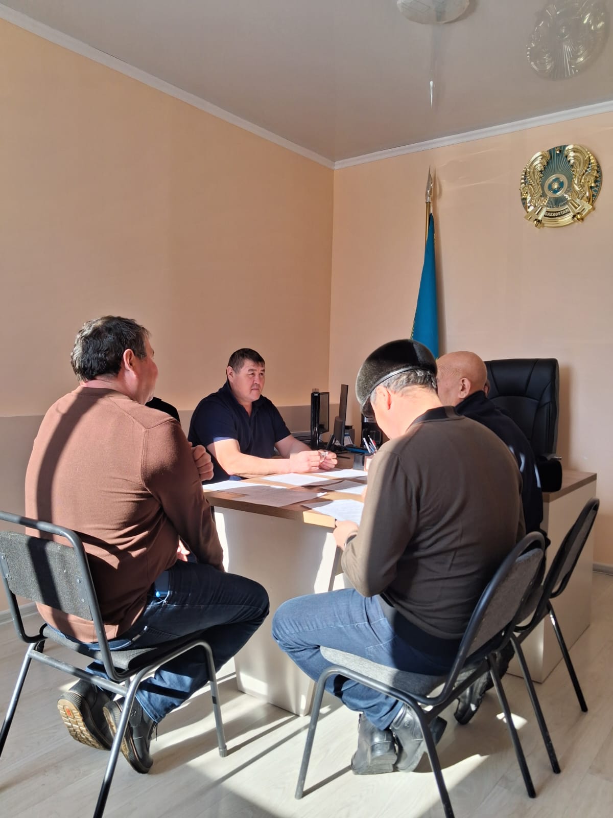 -Кенесары ауылдық округінде ЖШС басшылары мен шаруа қожалықтарының жетекшілері қатысқан кездесу өтті. Кездесу барысында Қазақстан Республикасының Конституциясына енгізілген жаңа өзгерістер түсіндірілді. Қатысушыларға түзетулердің елді одан әрі дамытуға, демократияны нығайтуға және азаматтардың мемлекетті басқаруға қатысу рөлін арттыруға бағытталған маңызы туралы жан-жақты ақпарат берілді. Сондай-ақ жиында ауыл еңбеккерлерінің конституциялық жаңалықтарды жүзеге асыруға және округтің әлеуметтік-экономикалық дамуына белсенді қатысуының маңыздылығы атап өтілді.  В Кенесаринском сельском округе состоялась встреча руководителей ТОО и глав крестьянских хозяйств, в ходе которой были разъяснены новые изменения, внесённые в Конституцию Республики Казахстан. Участникам подробно рассказали о сути поправок, направленных на дальнейшее развитие страны, укрепление демократии и повышение роли граждан в управлении государством. Также обсуждались вопросы активного участия сельских тружеников в реализации конституционных нововведений и социально-экономическом развитии округа.