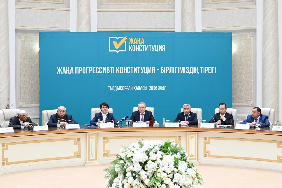 Бейбіт Исабаев пен жиынға қатысушылар