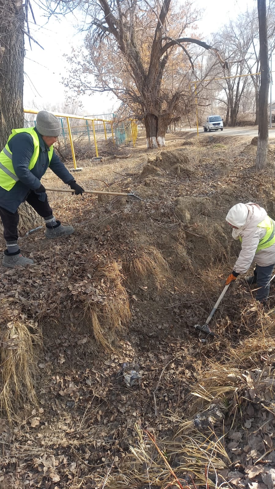 💠 Жарлыөзек ауылдық округінде тазалық жұмыстары жүйелі түрде жалғасуда.