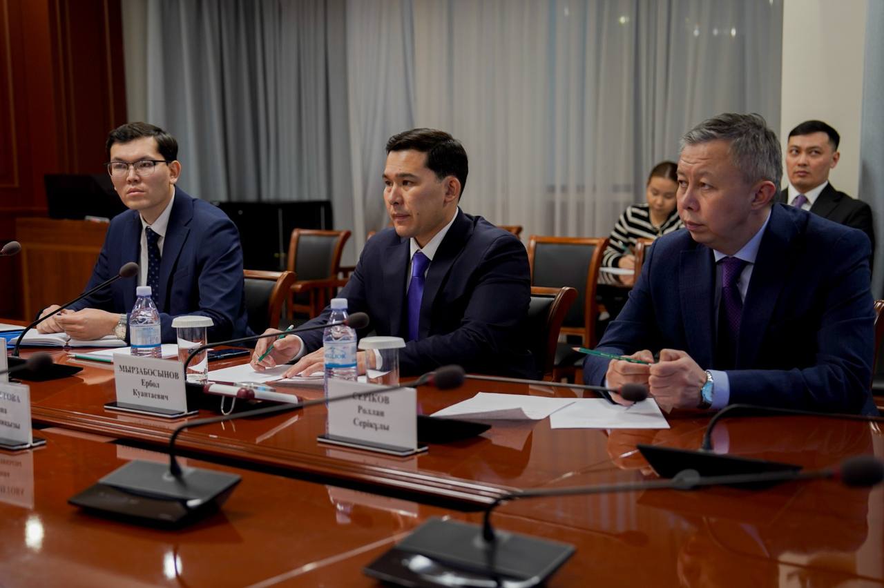 Туризм және спорт министрі Ербол Мырзабосынов Air Astana әуе компаниясының маркетинг және сату жөніндегі вице-президенті Жанна Шаяхметовамен кездесті