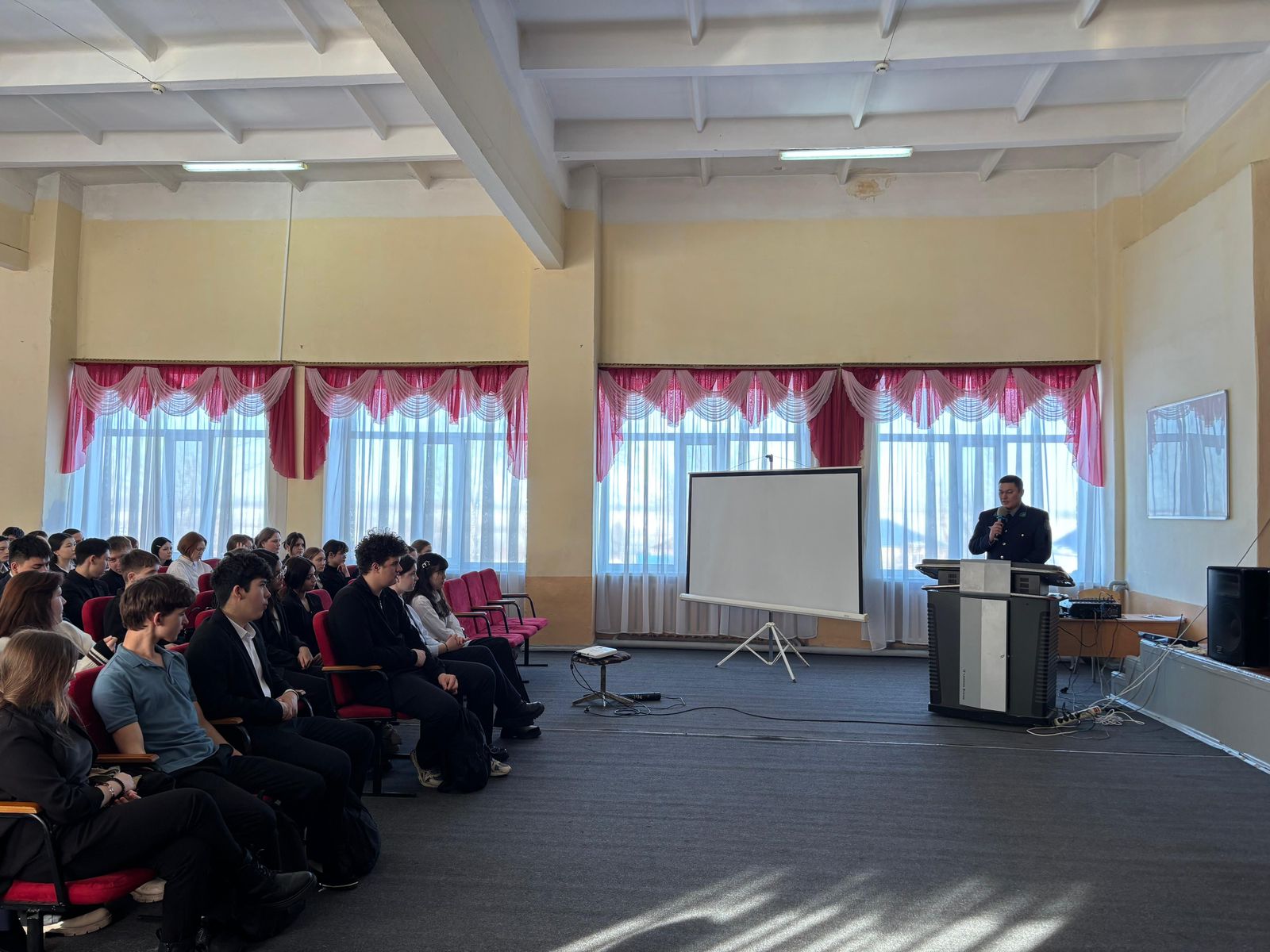 Қылмыскерлерден қорғану: полицейлер қауіпсіздік сабақтарын өткізуде