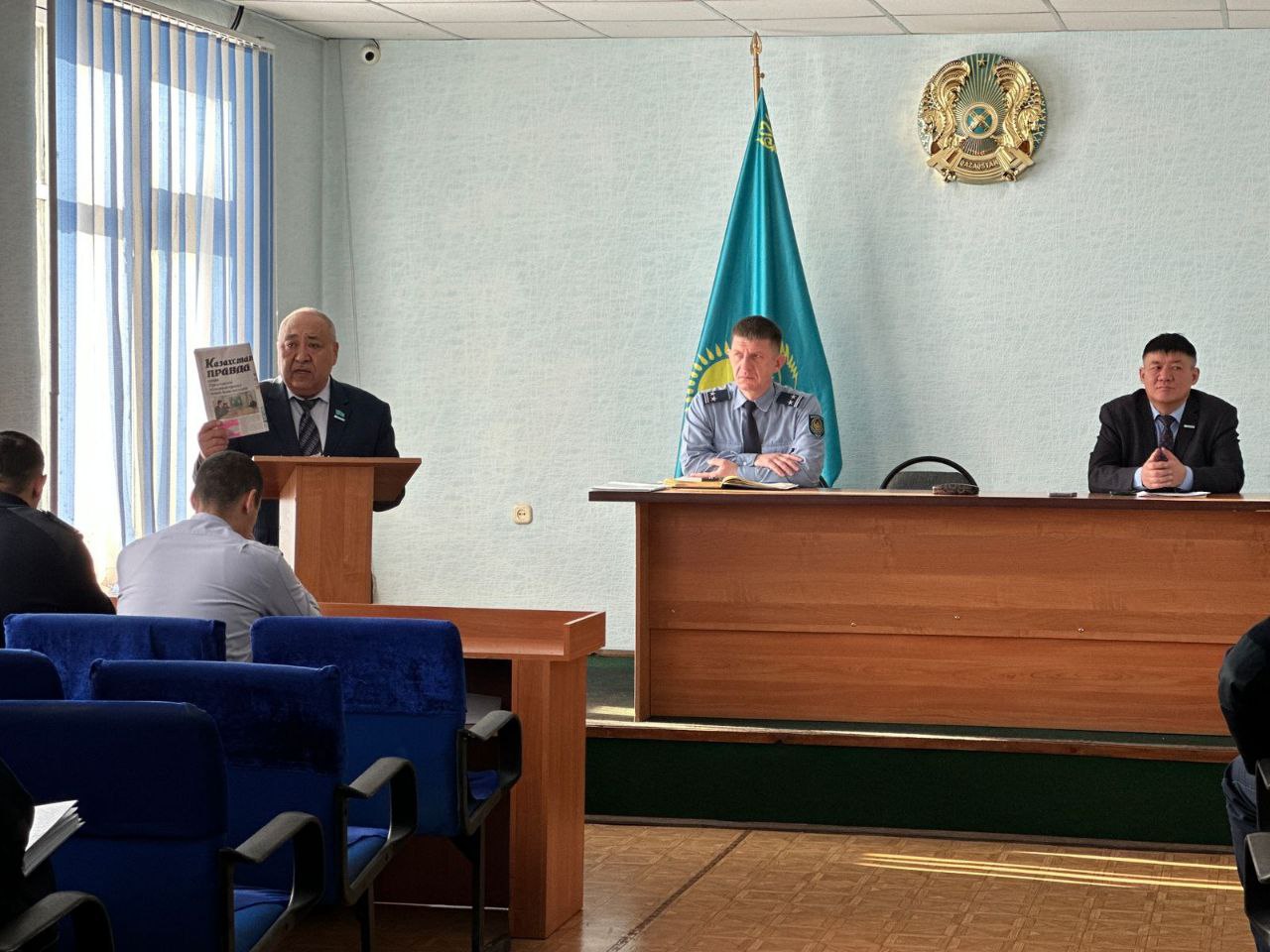 Жарқайың аудандық мәслихатының төрағасы Асылхан Альжанов аудандық полиция бөлімінің қызметкерлерімен «Азаматтардың құқықтарын қорғау: жаңа конституциялық механизмдер» тақырыбында  кездесу өткізді.
