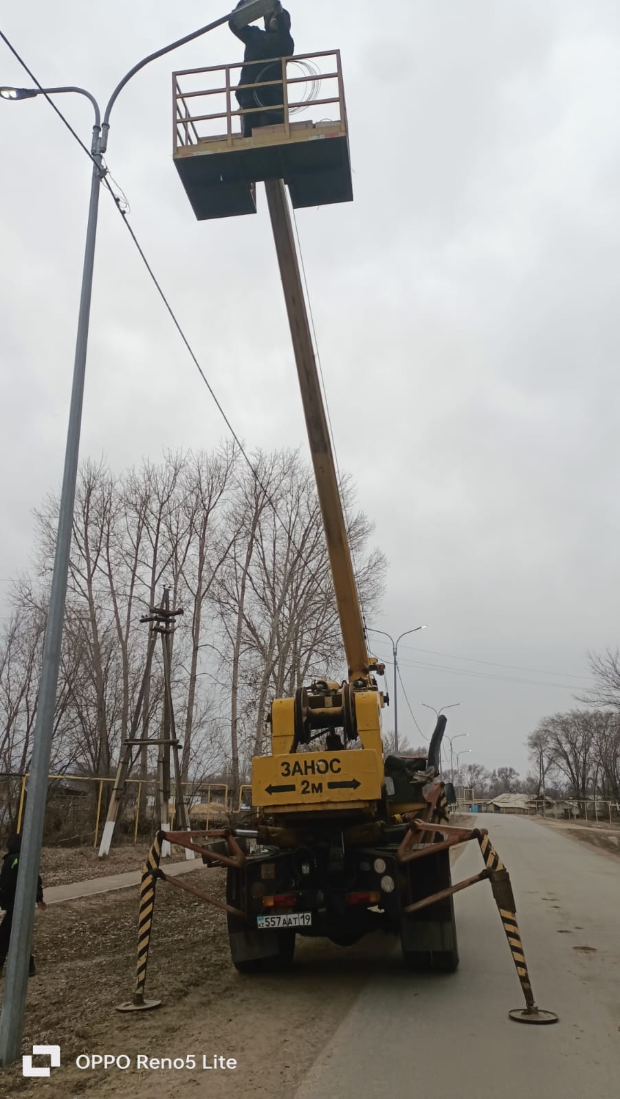 Жарлыөзек ауылдық округінің көшелерінде көше жарықтарын жөндеу жұмыстары  жүруде.