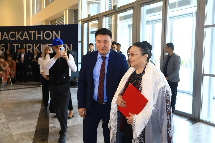 ҚЫЗ ЖІБЕК РӨЛІН СОМДАҒАН ДАҢҚТЫ АКТРИСА МЕРУЕРТ ӨТЕКЕШОВА ТҮРКІСТАНҒА КЕЛДІ