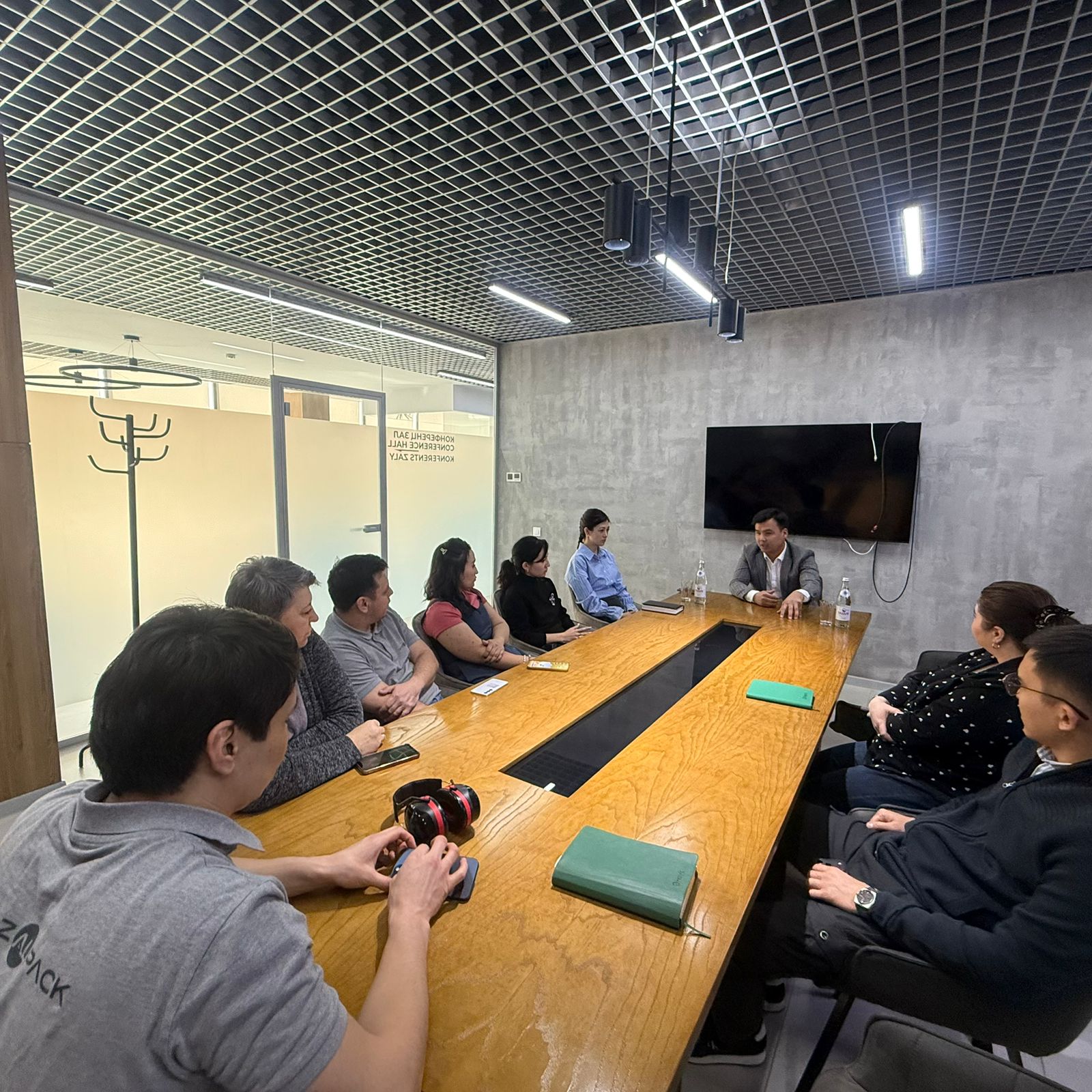 ЖАҢҒЫРУ ЖОЛЫНДАҒЫ ҚАДАМ: ШЫМКЕНТТЕ ЕҢБЕК ҰЖЫМДАРЫМЕН КЕЗДЕСУ ӨТТІ