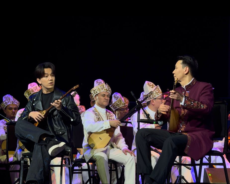 Абылай Тілепбергеннің шығармашылық кешінде Димаш Құдайберген өнер көрсетті
