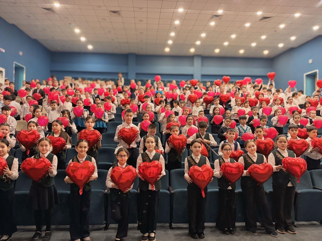 В Астане школьники организовали необычную акцию ко Дню благодарности