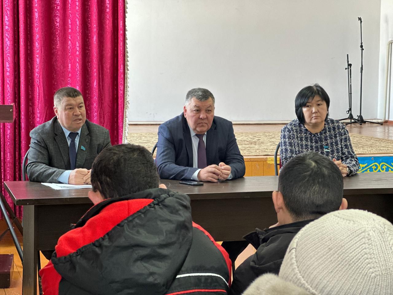 Бүгін О.Бөкей атындағы орта мектебі және Қ.Ысқақ атындағы орта мектебінің ұжымдарымен референдум тақырыбында пікір алмасу кездесуі өтті.