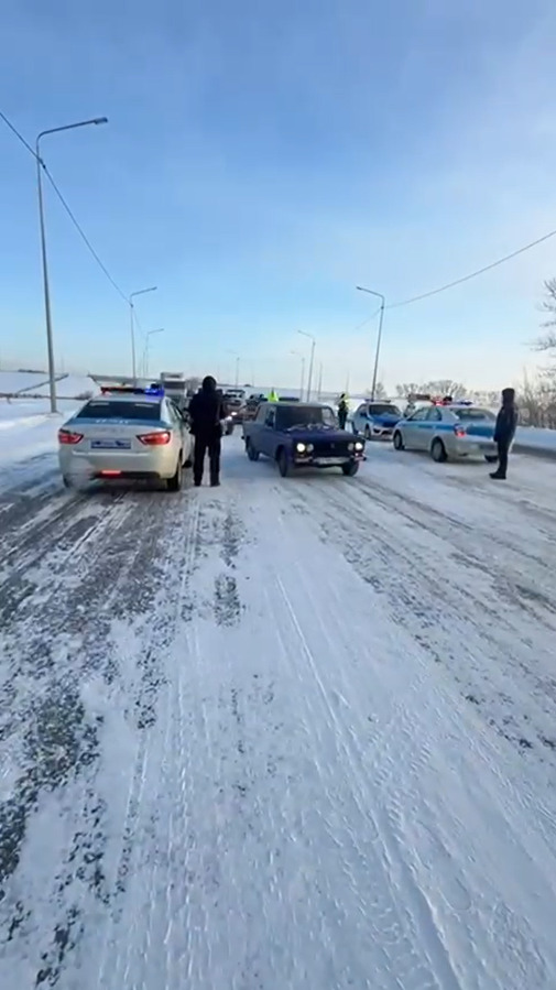 СҚО-да боран жағдайында полицейлер 600-ден астам автокөлікті алып жүрді