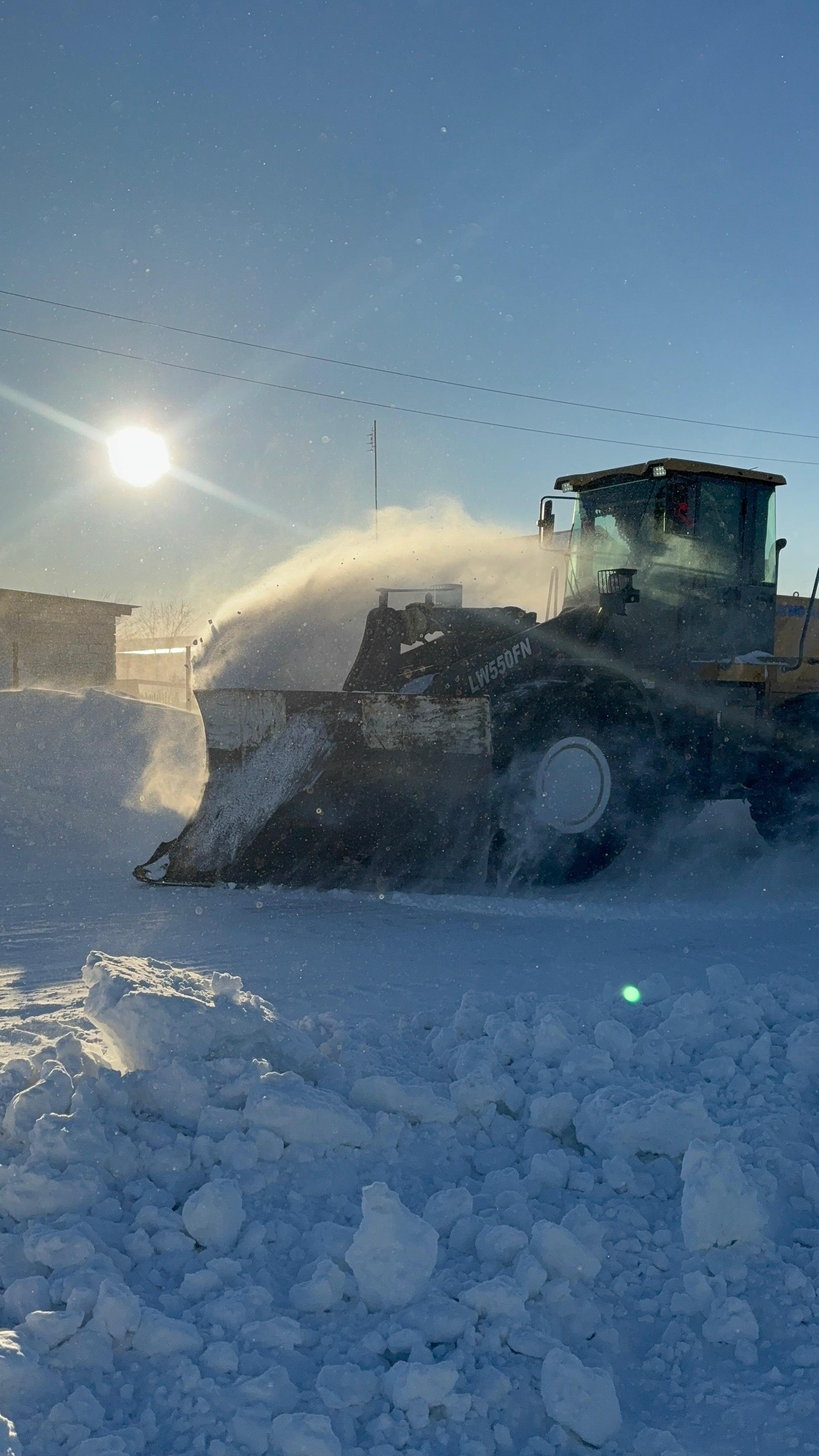 В селе Ушкудык в связи с зимним периодом проводятся работы по очистке снега.