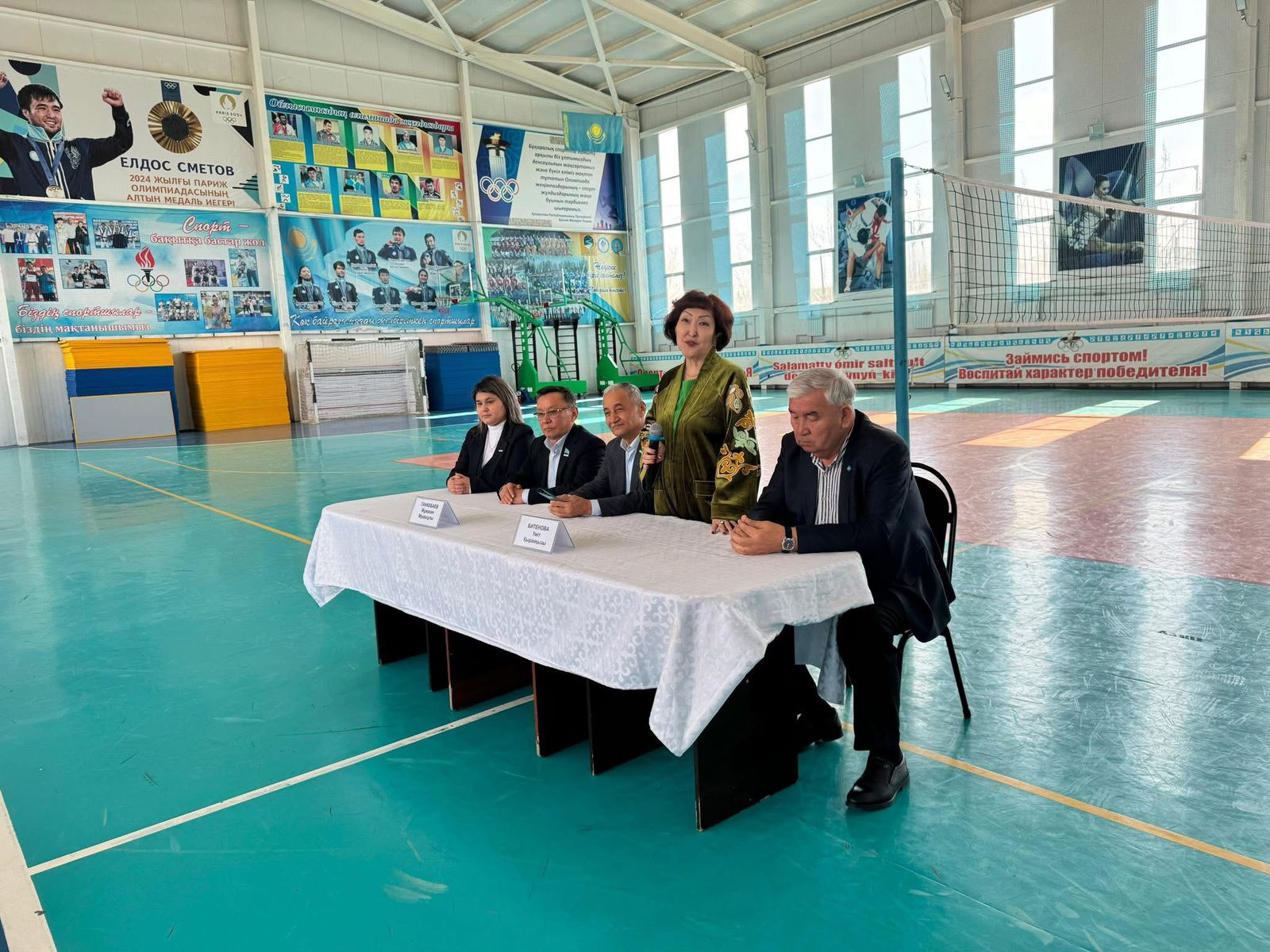 «Әділетті және Прогрессивті Қазақстанның халықтық Конституциясы үшін» Жалпыұлттық коалиция мүшелері, AMANAT партиясы Талас аудандық филиалының төрағасы, аудандық мәслихаттың депутаты Докторбек Маселбеков, аудандық мәслихаттың төрағасы Қадірбек Садубаев, ақын Ү.Битенова, облыстық мәслихаттың депутаты Ж.Танкебаев және аудандық қоғамдық кеңестің мүшесі Ш.Миркурбанова спорт саласы қызметкерлерімен кездесті.