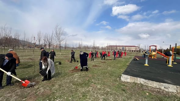 "ТАЗА ҚАЗАҚСТАН": НА СУББОТНИКЕ В ТЮЛЬКУБАСЕ ПРИНЯЛИ УЧАСТИЕ ОКОЛО 500 ЖИТЕЛЕЙ