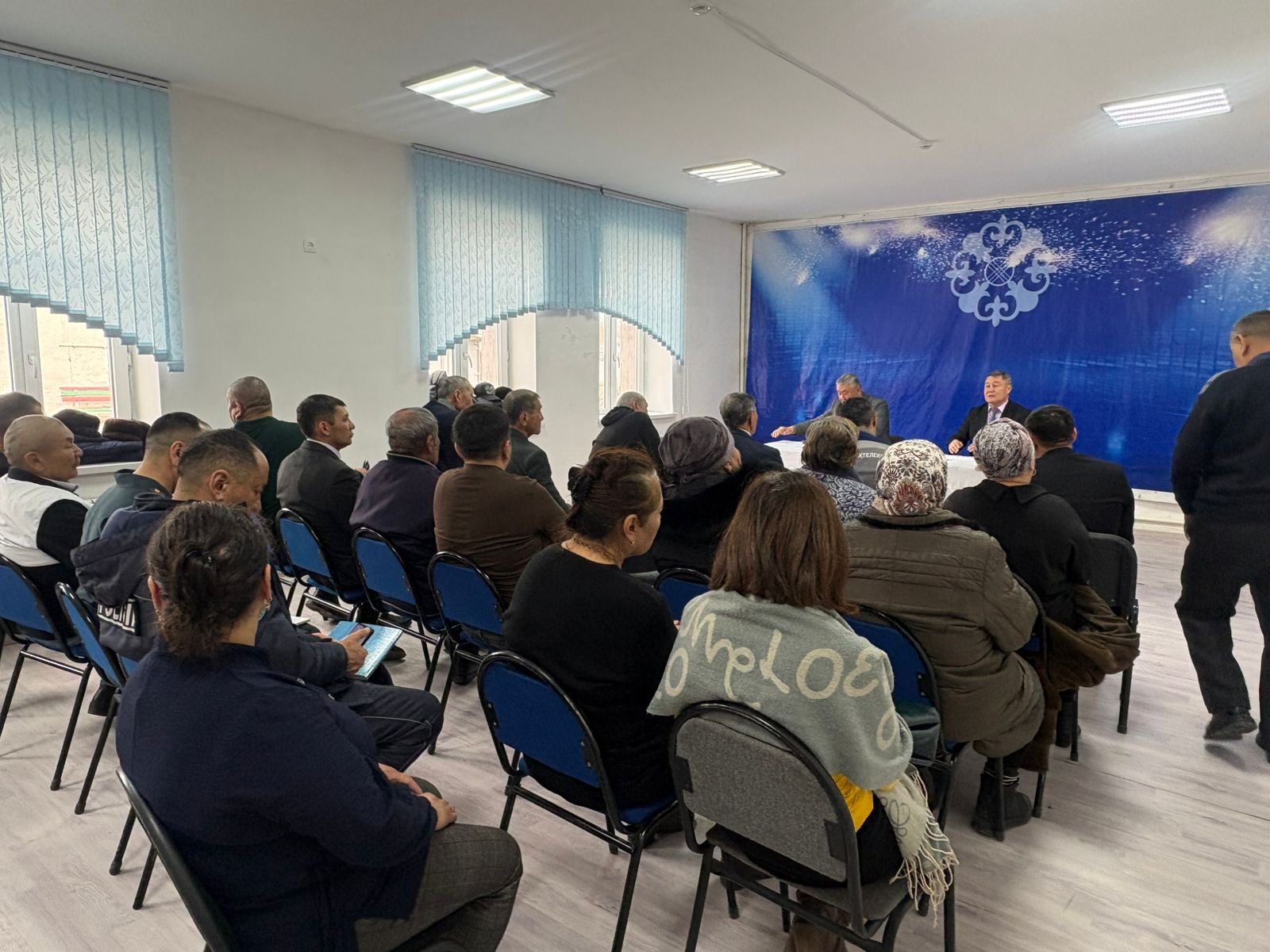 Көктал ауылдық округі әкімдігінің мәжіліс залында Жергілікті қоғамдастық мүшелерімен жиналыс өтті