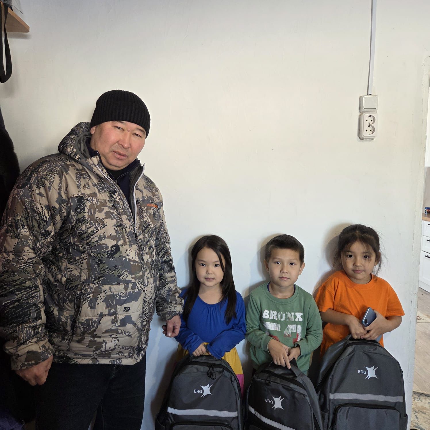 В преддверии праздника 1 марта- Дня благодарности - при спонсорской поддержке Донского горно-обогатительного комбината детям были вручены подарки