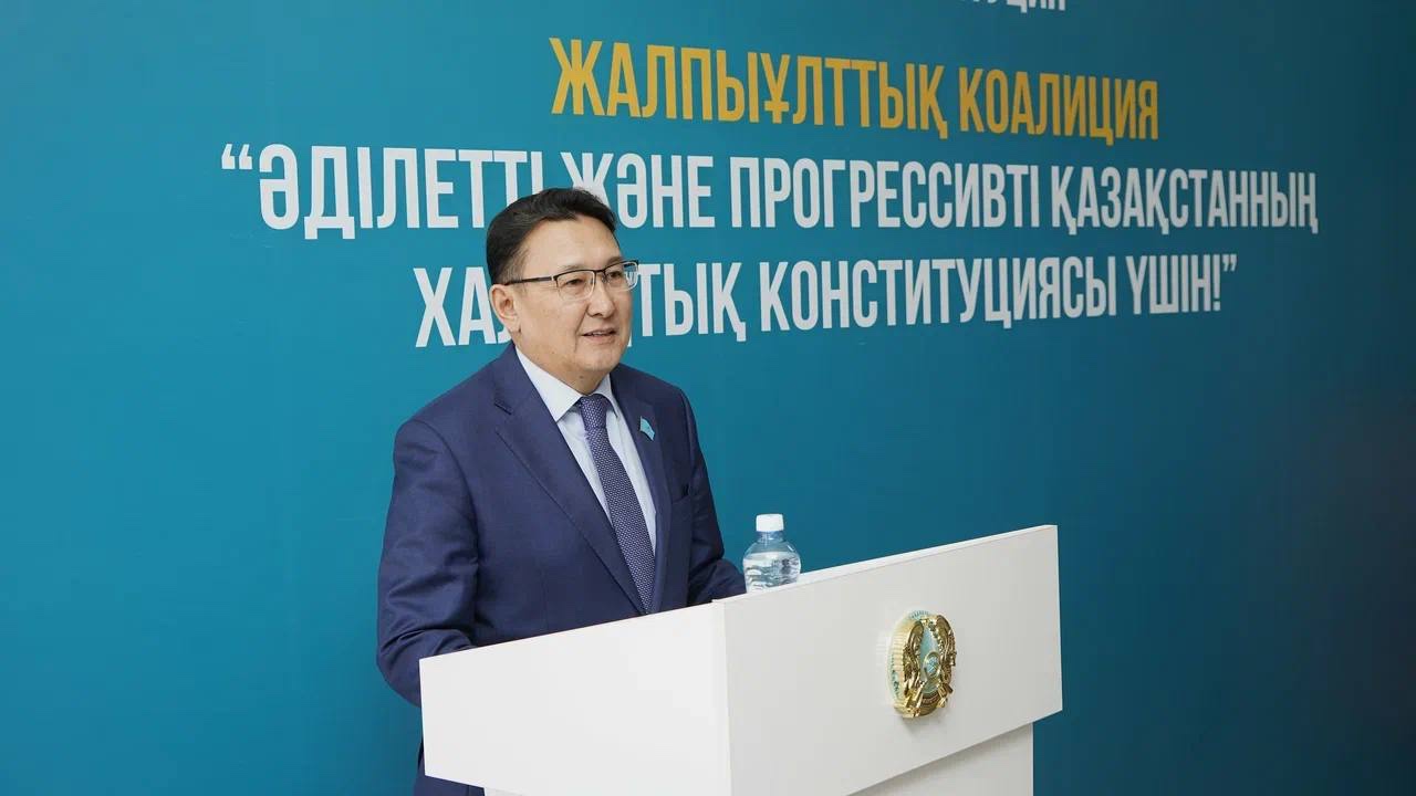 СЕМЕЙДЕ ШЫҒАРМАШЫЛЫҚ САРАЙ ҰЖЫМЫМЕН КОНСТИТУЦИЯ ЖОБАСЫ БОЙЫНША КЕЗДЕСУ ӨТТІ