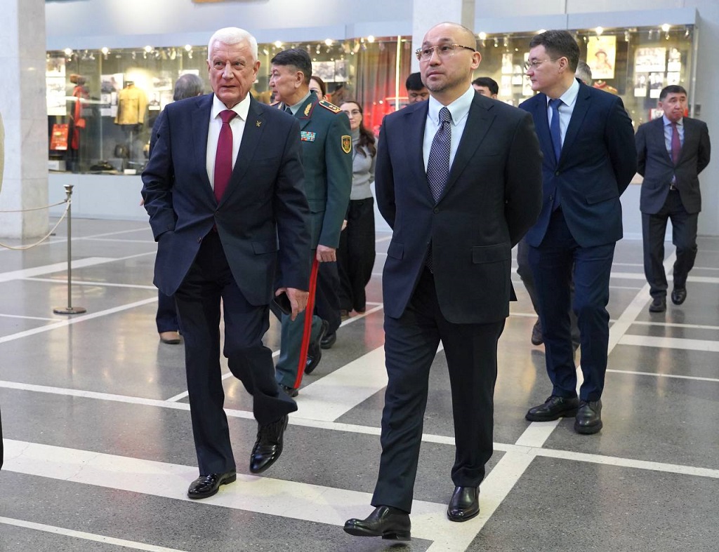 Посол РК в РФ Д.Абаев ознакомился с экспозицией,  посвященной вкладу Казахстана в победу во Второй мировой войне