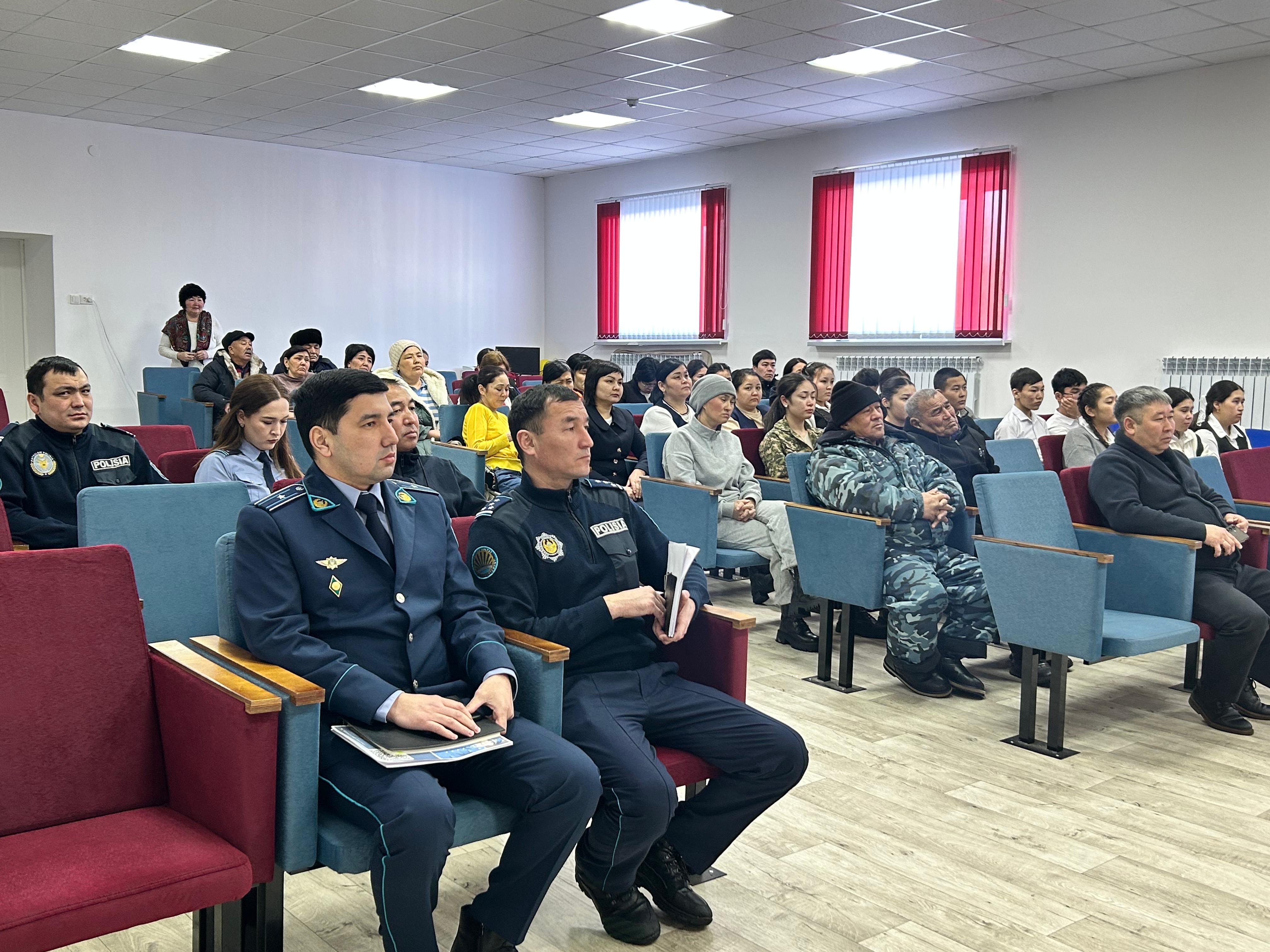 Начальник Хромтауского районного отдела полиции полковник полиции Сатаев Р. М. провел отчетную встречу с жителями села по итогам 2025 года