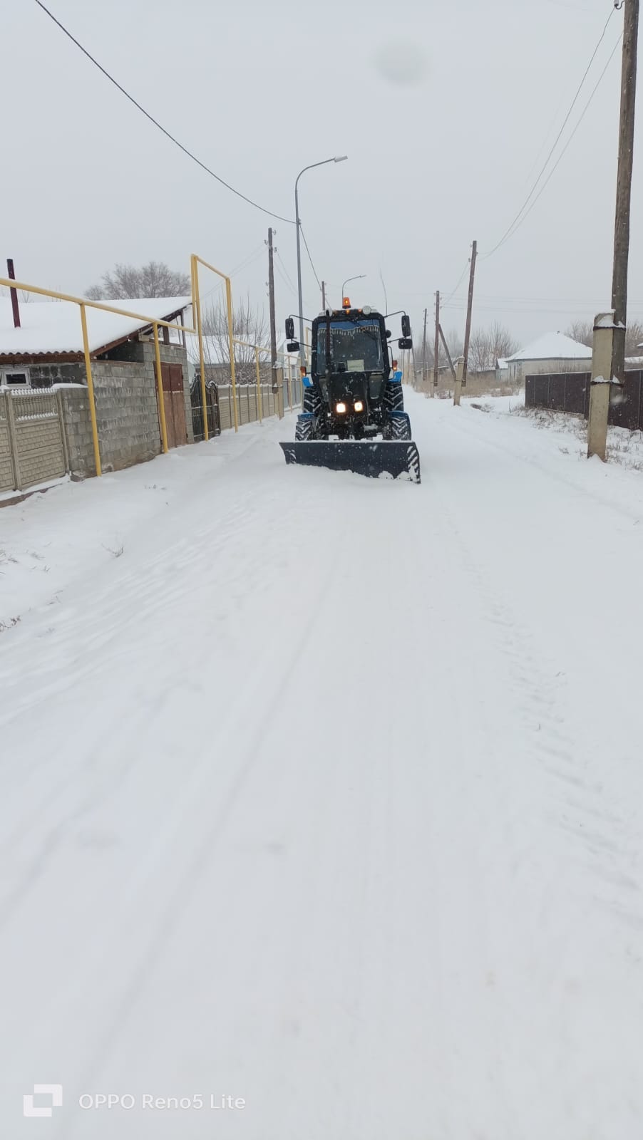 Жарлыөзек ауылдық округінде көшелерде қар күреу жұмыстарын жүргізуде.