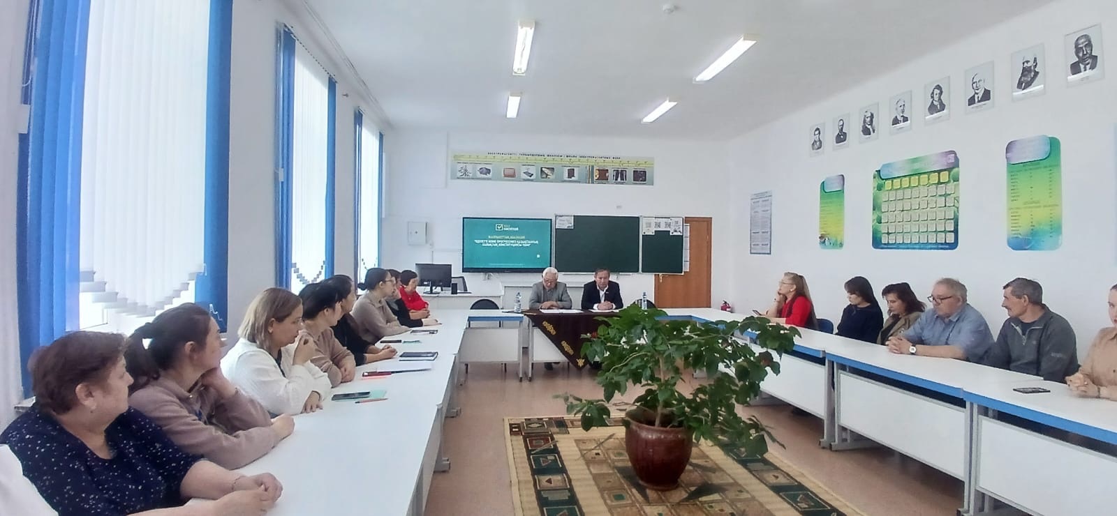«Әділетті және Прогрессивті Қазақстанның Халықтық Конституциясы үшін!» аудандық коалициясының мүшелері Нүркен Әбдіров атындағы мектептің еңбек ұжымымен Қазақстанның жаңа Конституциясы жобасының нормаларын түсіндіру бойынша кездесу өткізді