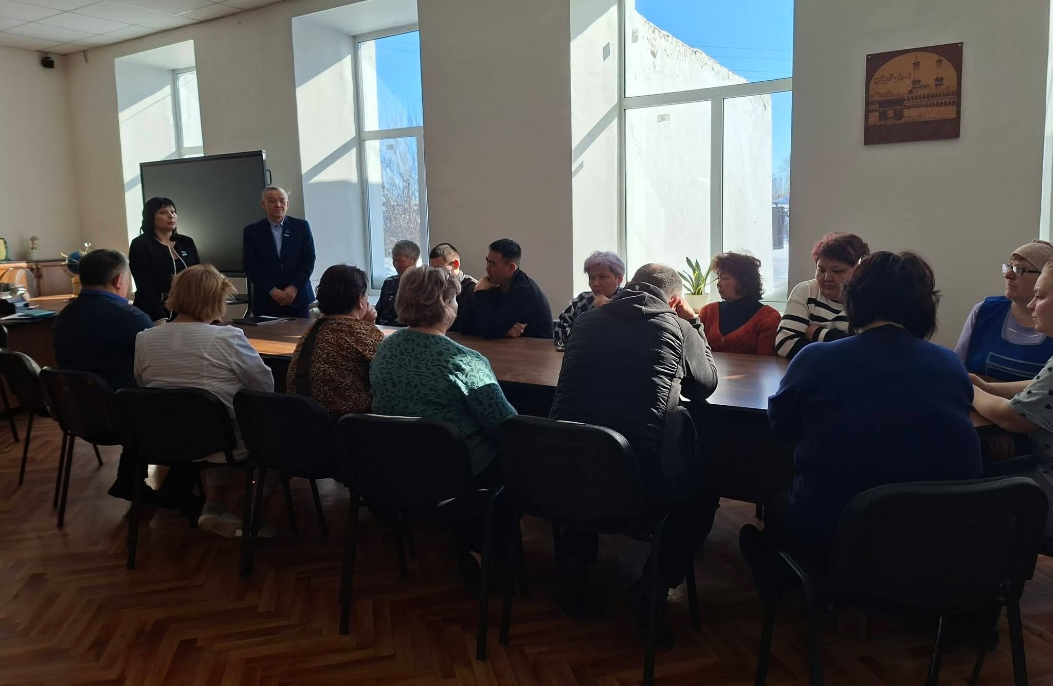 Референдум өткізу бойынша аудандық штаб мүшелерінің Шөптікөл түзету мектебінің еңбек ұжымымен кездесуі