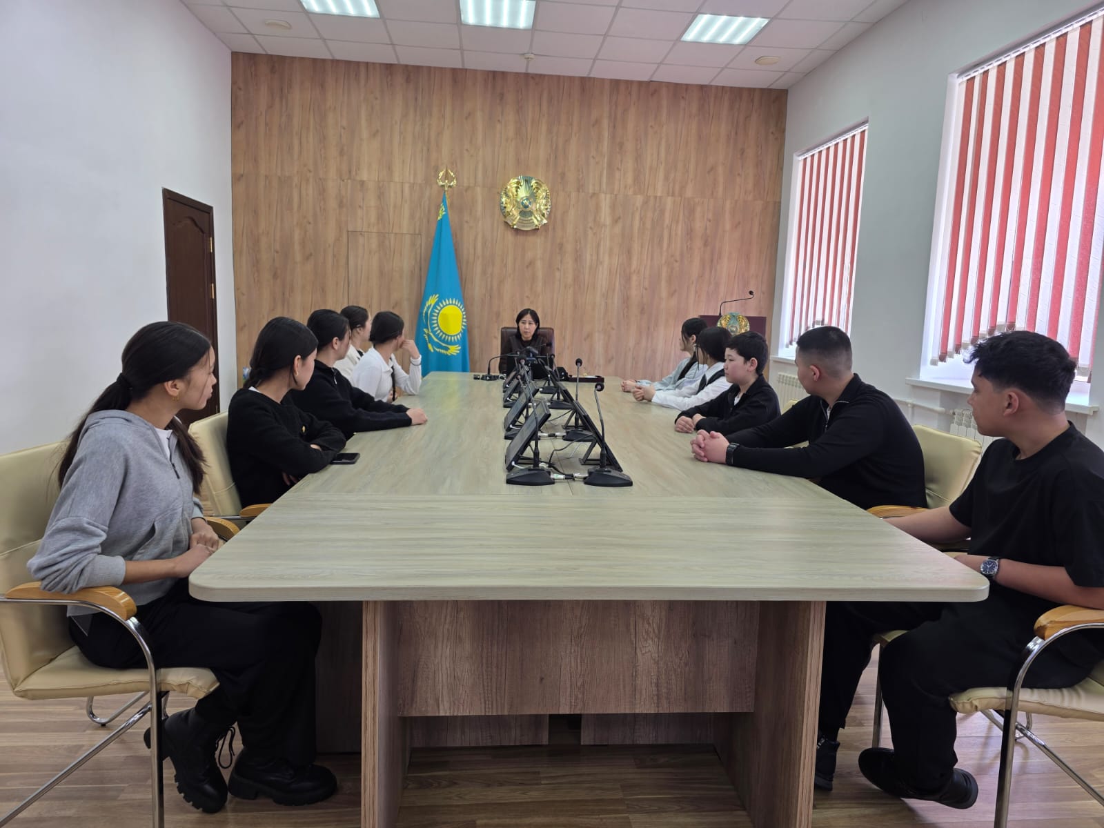 В рамках программы ранней профессиональной ориентации с целью информирования школьников о государственной службе и формирования их интереса в аппарате акима района был проведен «День открытых дверей» для учащихся.