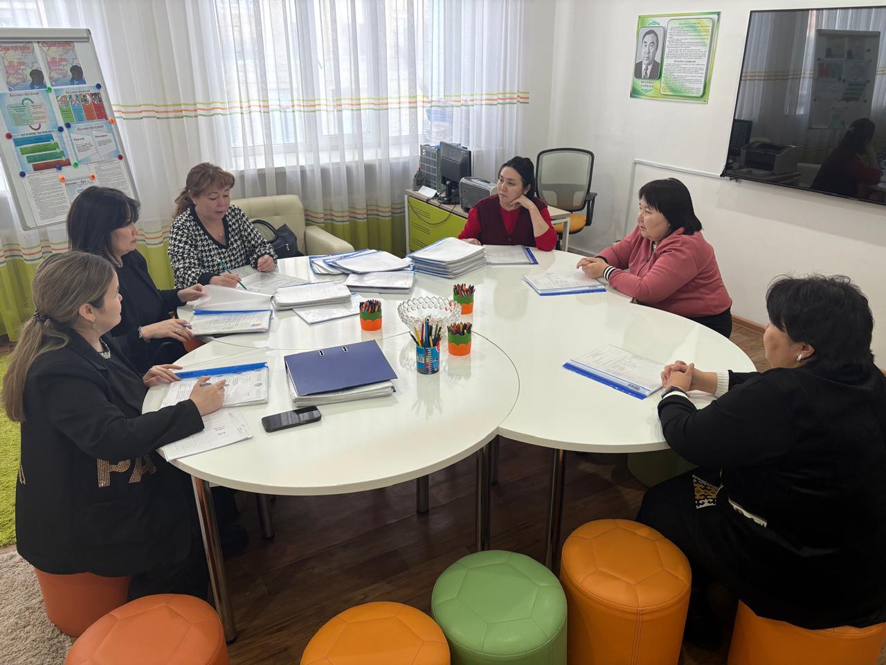 Департаменттің лицензиялау бөлімі Павлодар облысы білім беру басқармасының «Б. Ахметов атындағы жоғары педагогикалық колледжі» шаруашылық жүргізу құқығындағы коммуналдық мемлекеттік кәсіпорнының білім беру қызметін лицензиялау кезінде қойылатын біліктілік талаптарына сәйкестігіне лицензияға қосымша берілгенге дейін рұқсаттық бақылау &nbsp;жүргізді.