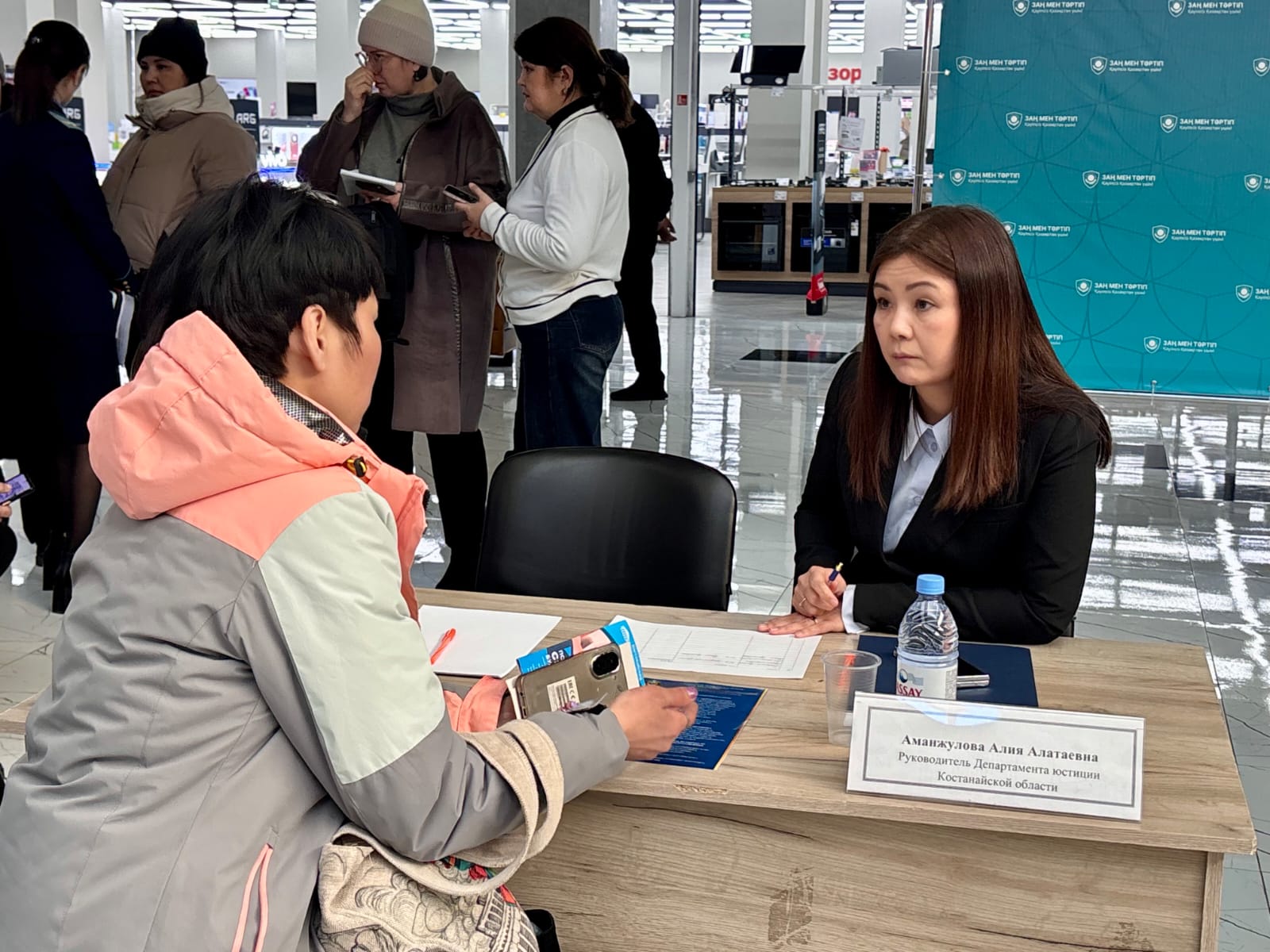 «Заң мен тәртіп» идеологиясын іске асыру аясында 2026 жылдың 26 ақпанында Қостанай облысы Әділет департаменті облыс прокуратурасымен бірлесіп «Еңбек қолдау» атты облыстық бос жұмыс орындары жәрмеңкесін өткізді