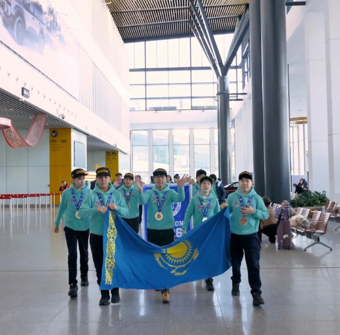 Pee-Wee халықаралық турнирінің чемпиондары: астаналық жас хоккейшілер елге оралды.