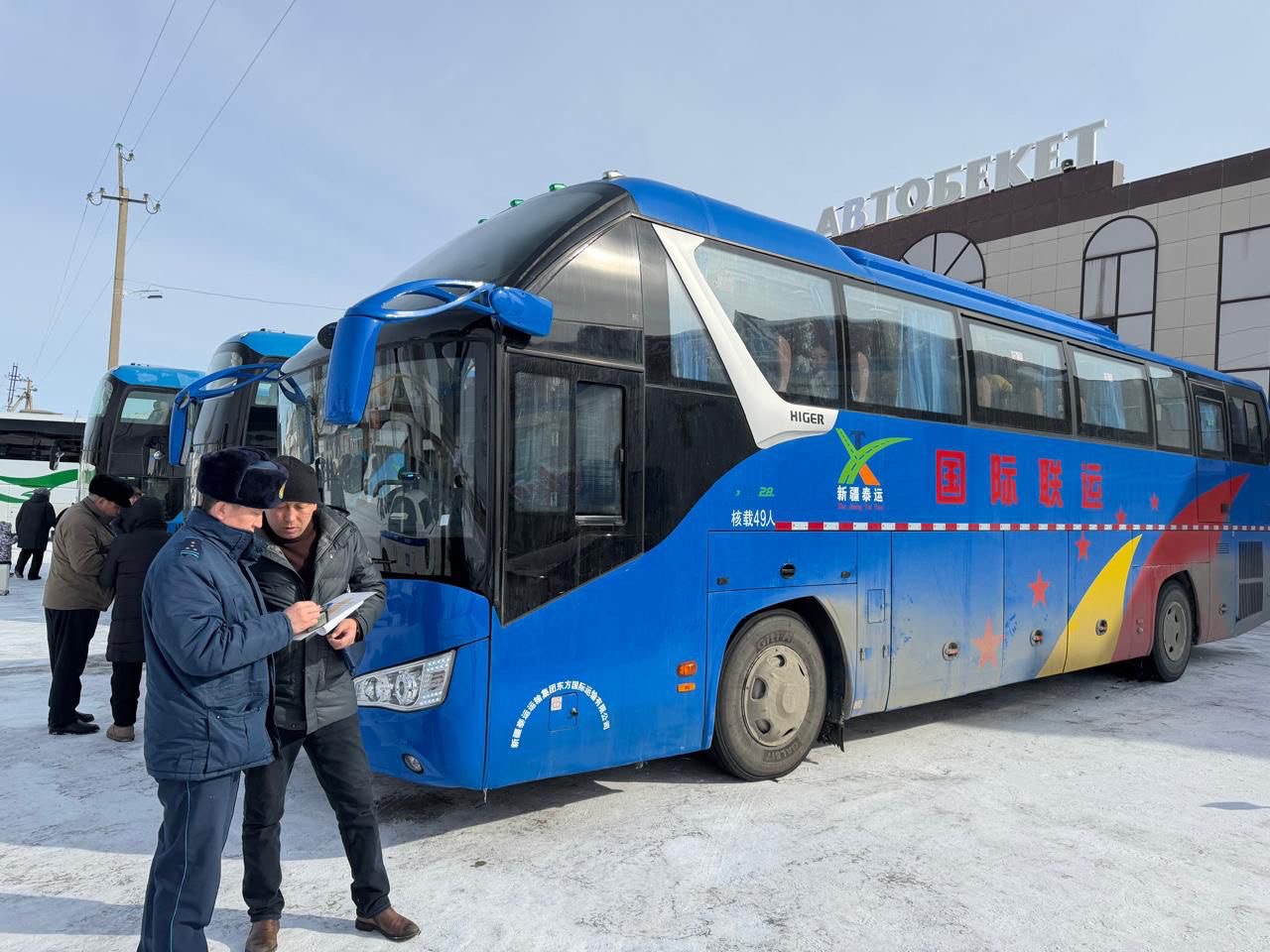 Бес күнде 1100-ден астам заң бұзушылық: ШҚО полицейлері тасымалдаушыларды тексерді