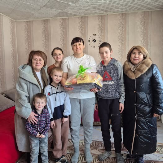Алғыс күні алдында Сандықтау ауданының депутаттары көп балалы ананы қонаққа барды