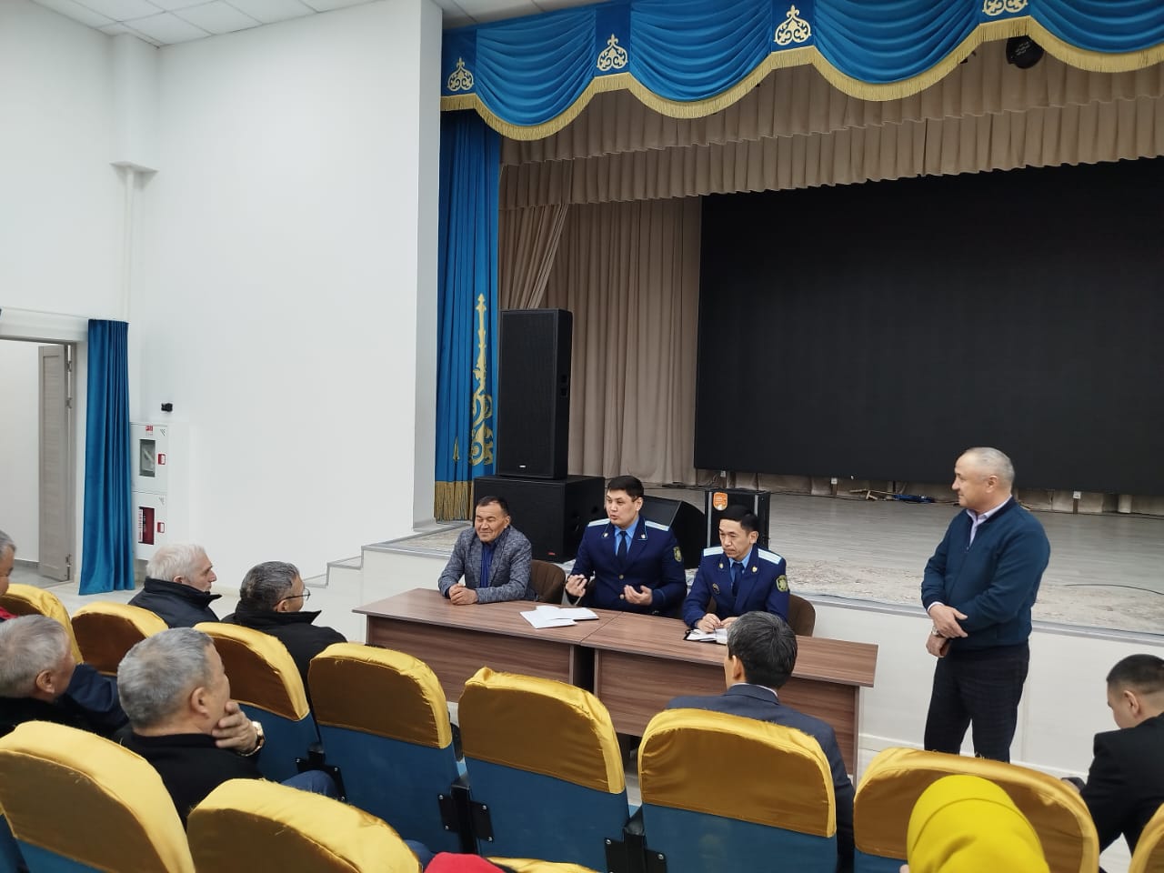 Қаратал аудандық прокуратурасының қызметкерлері, ветеринариялық қызмет мамандары және аудандық ауыл шаруашылығы бөлімінің басшылары Кәлпе ауылының тұрғындарымен кездесу өткізді