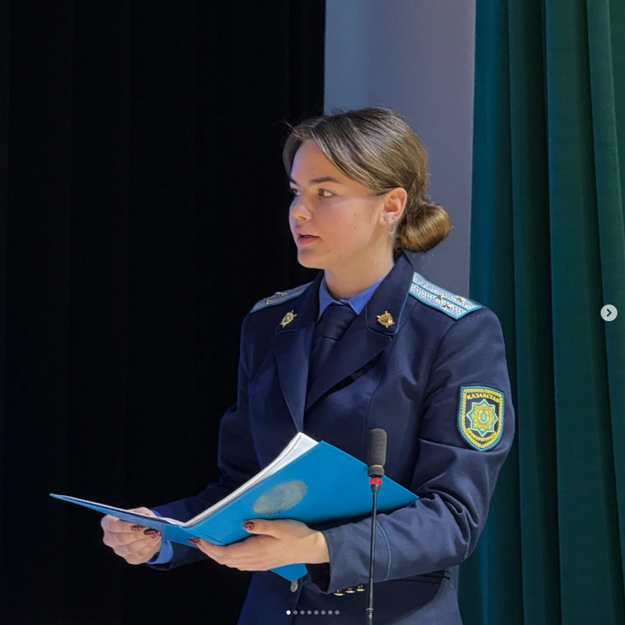 «Заң және тәртіп» идеологиясын нығайту аясында Алтай аудандық прокуратурасы мен жергілікті атқарушы органдарының бастамасымен Қазақстан Республикасы Қылмыстық кодексінің 188-бабының 1-бөлігі бойынша «Бөтеннің мүлкін ұрлағаны үшін жауапкершілік» бойынша көрсетілім сот отырысы өтті, оған Алтай қаласының колледжінің студенттері мен №11 орта мектептің оқушылары қатысты.