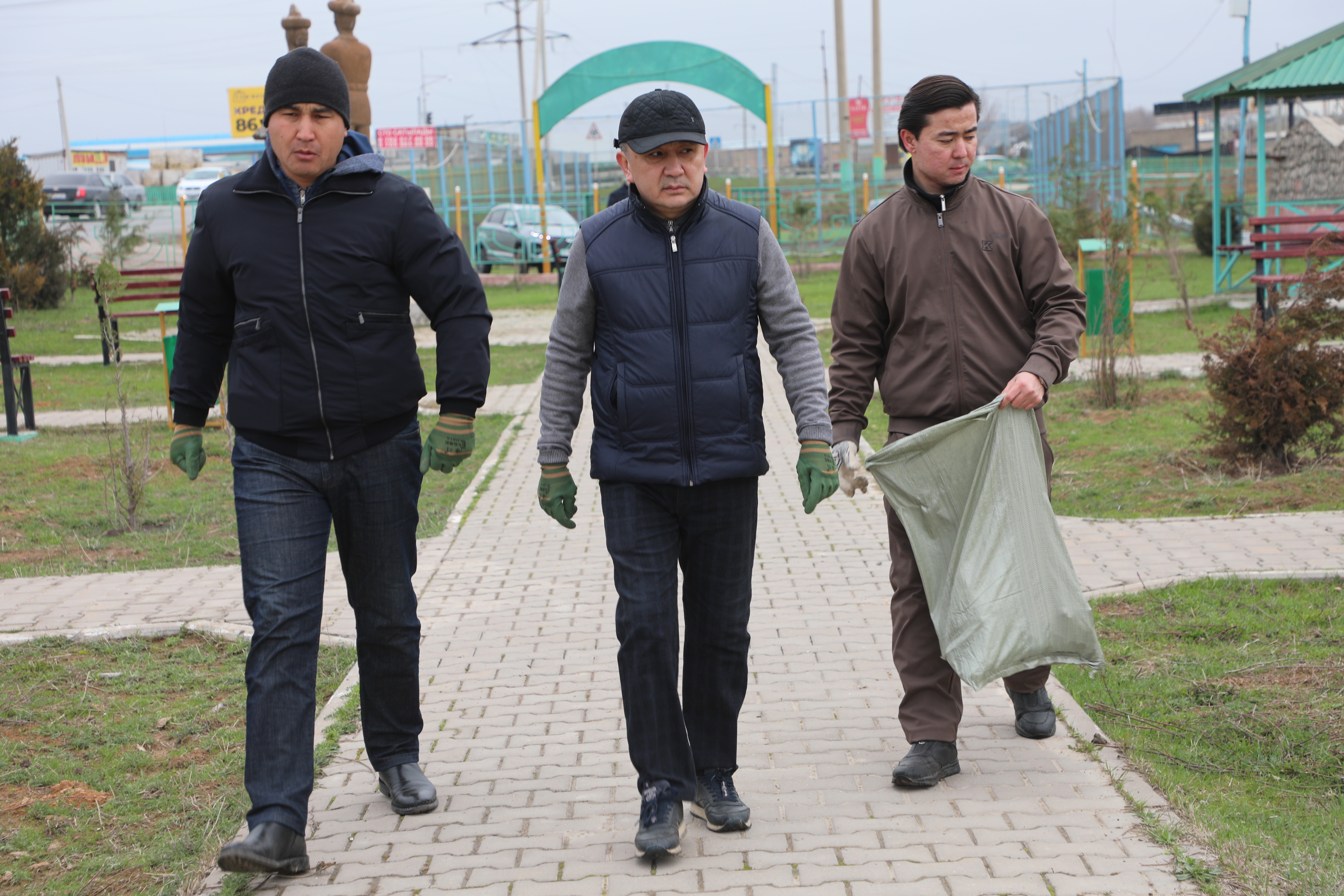 «ТАЗА КАЗАХСТАН»: В САРЫАГАШЕ ПРОВЕДЕНА МАСШТАБНАЯ СУББОТНИК В ЧЕСТЬ ДНЯ БЛАГОДАРНОСТИ