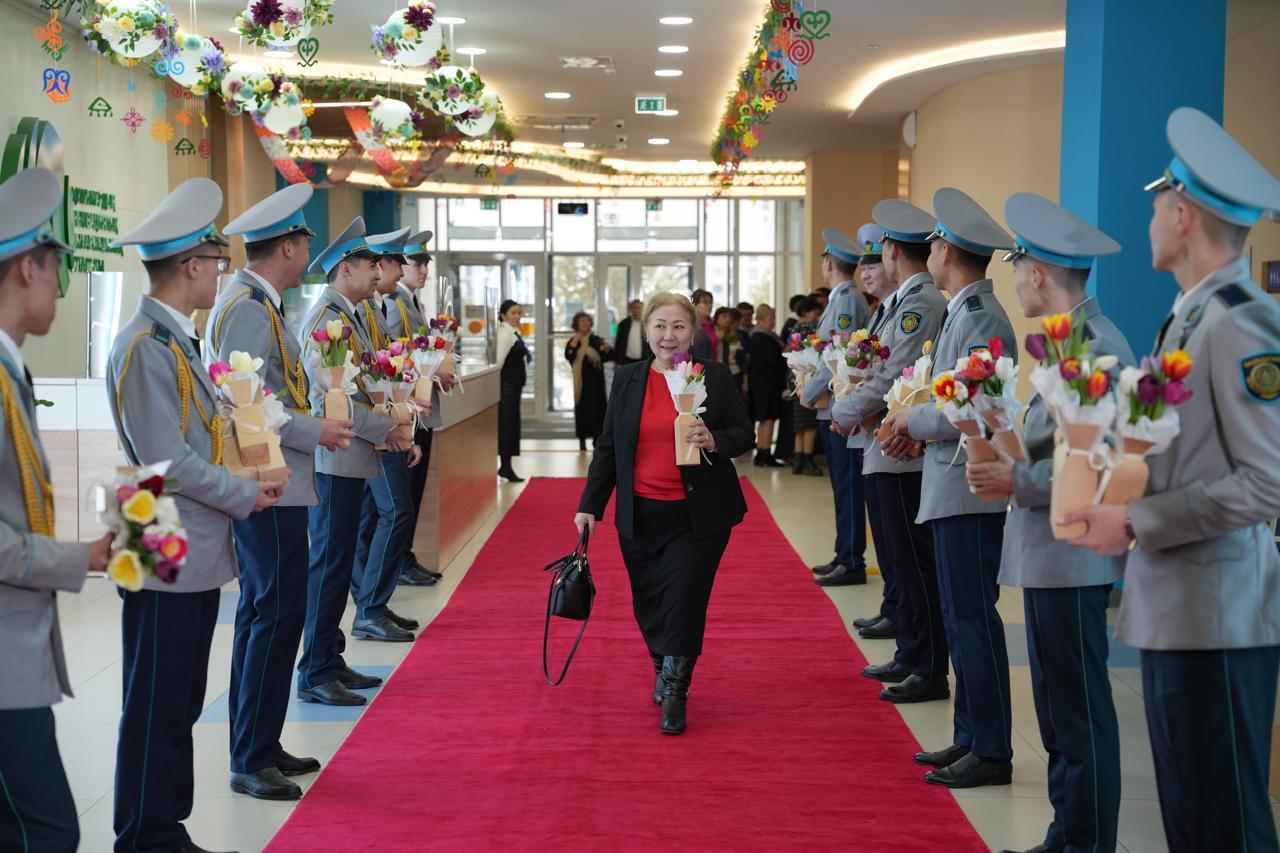 Алматыда ардагер ұстаздарға мерекелік концерт қойылды