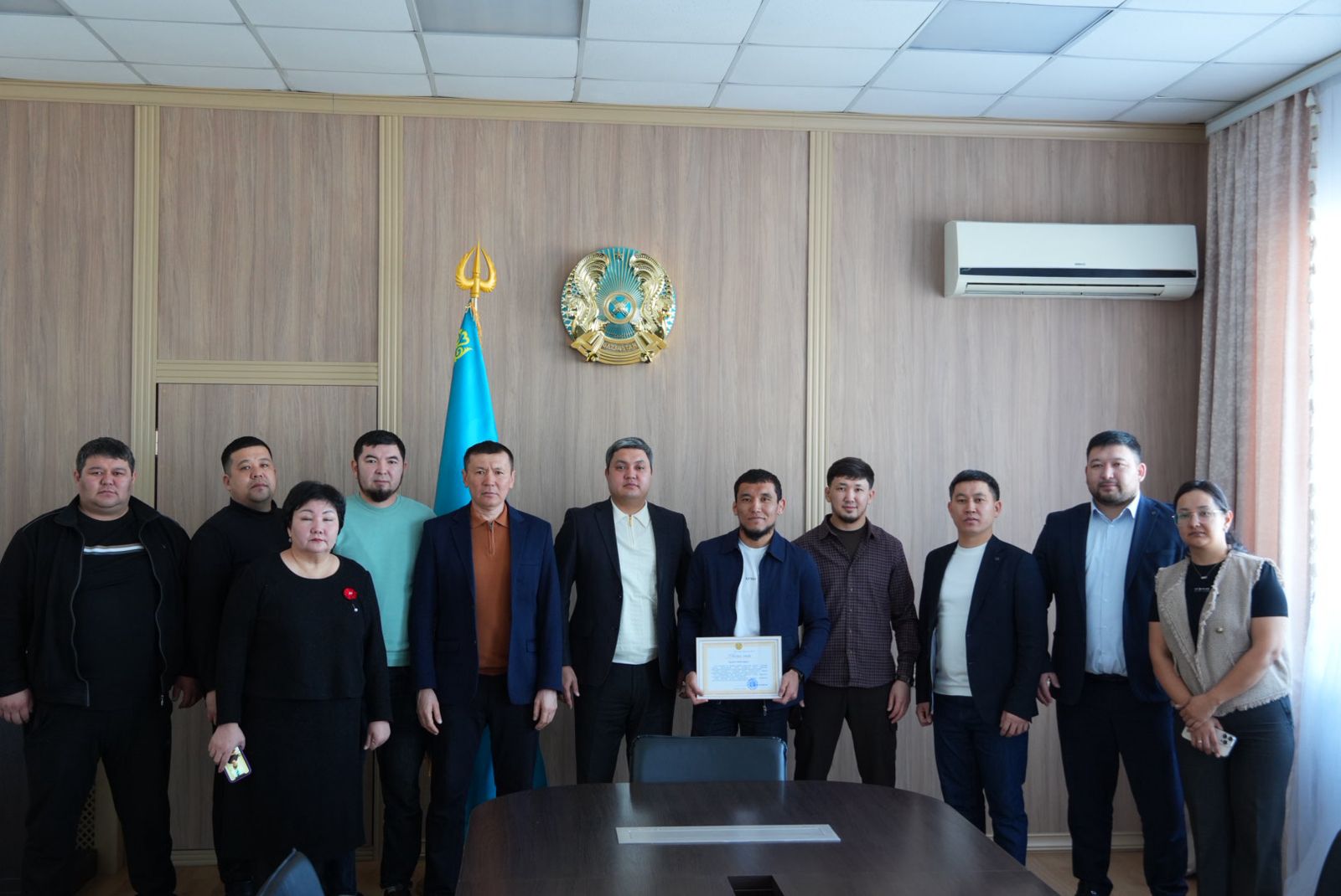 АКИМ РАЙОНА ПРИНЯЛ КАЗАХСТАНСКОГО БОЙЦА АЛИБИ ИДИРИСА