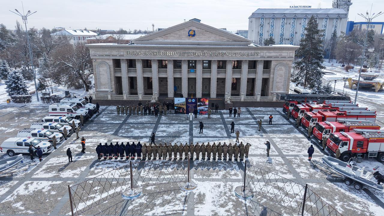 Глава МЧС вручил спасателям Жетісу современную технику